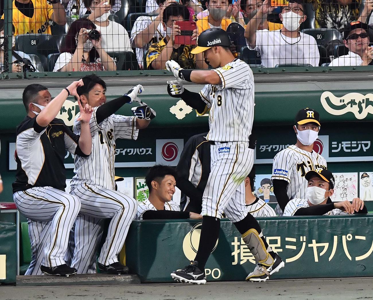 阪神対西武　8回裏阪神1死、右越えに勝ち越しソロ本塁打を放った佐藤輝をZポーズで出迎える阪神ナイン（撮影・上田博志）