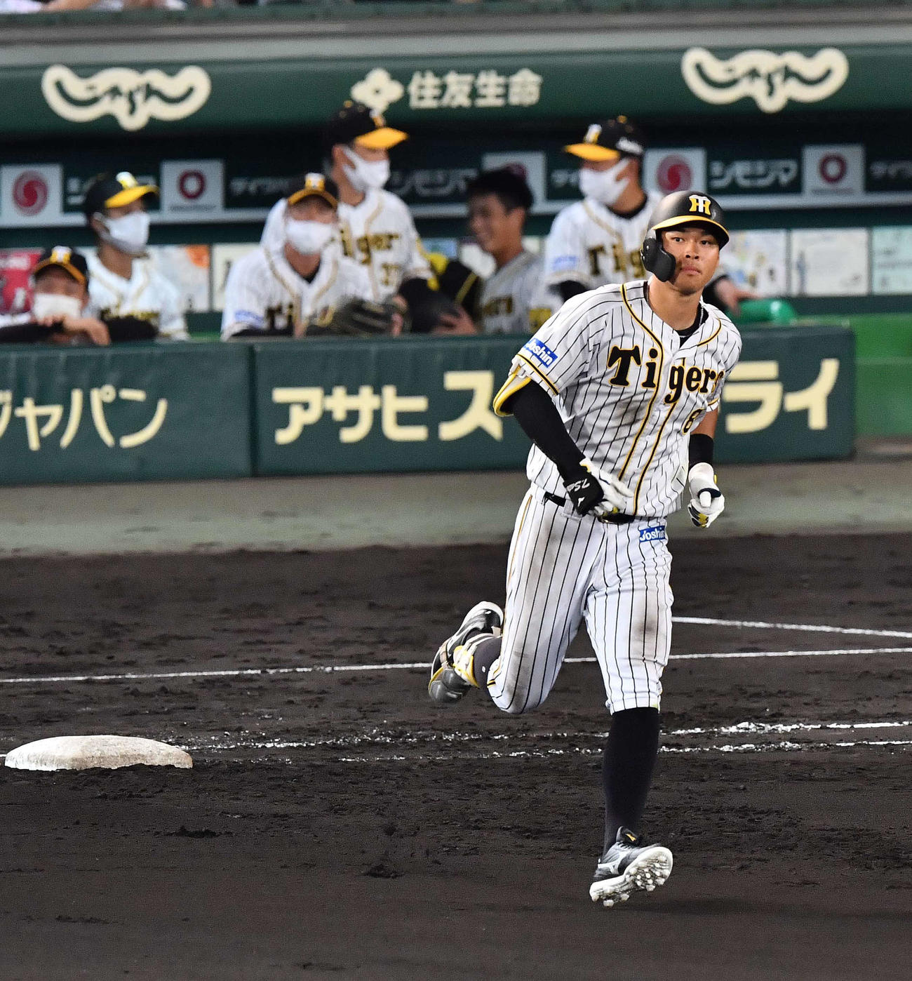 阪神対西武　8回裏阪神1死、右越えに勝ち越しソロ本塁打を放つ佐藤輝（撮影・上田博志）
