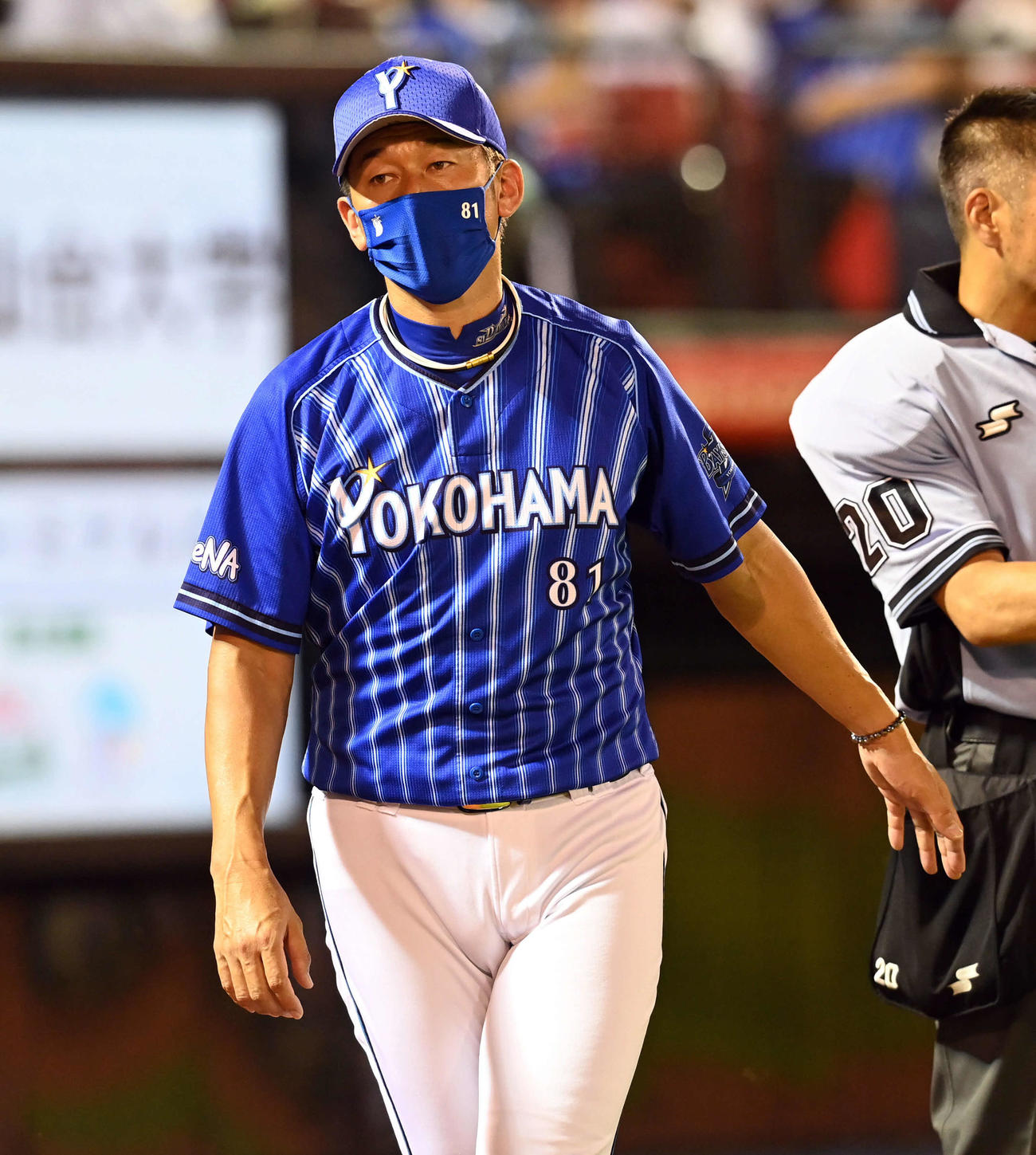 楽天対DeNA 5回裏、選手の交代を告げるDeNA三浦大輔監督（撮影・たえ見朱実）