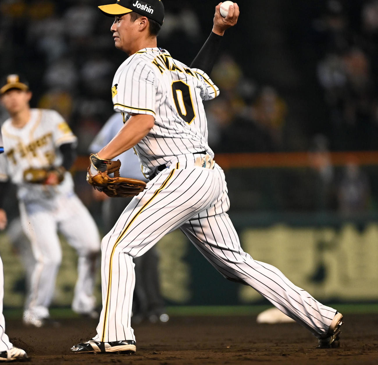 阪神対西武　9回表西武無死満塁、森の二塁ゴロを本塁へ送球する木浪（撮影・前岡正明）