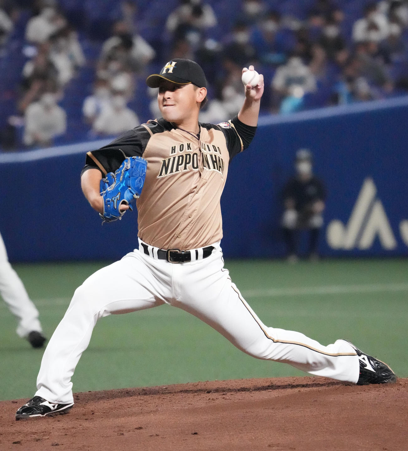 エキシビジョンマッチ中日対日本ハム　1回裏、登板する日本ハム先発の河野（撮影・森本幸一）