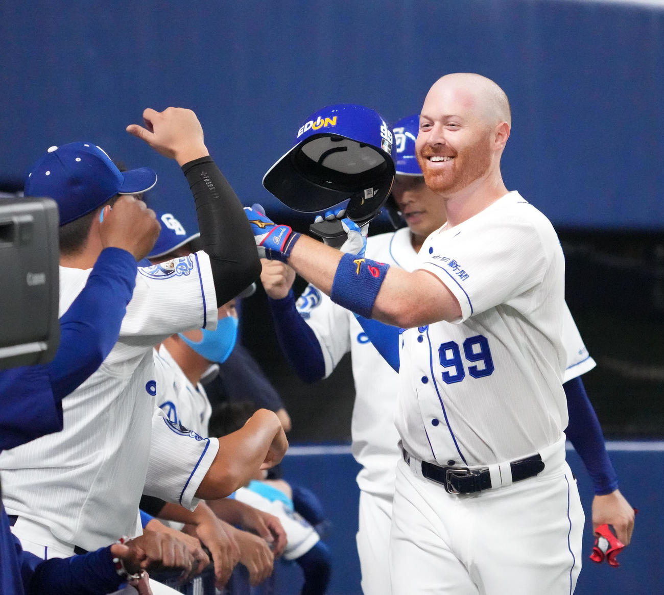 エキシビジョンマッチ中日対日本ハム　5回裏中日2死一塁、右越え2点本塁打を放ったガーバー（撮影・森本幸一）