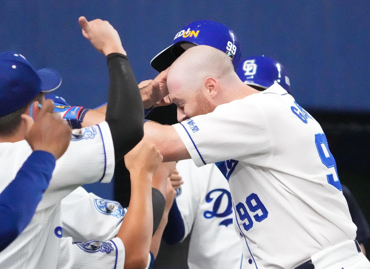 エキシビジョンマッチ中日対日本ハム　5回裏中日2死一塁、右越え2点本塁打を放ち頭をなでられるガーバー（撮影・森本幸一）