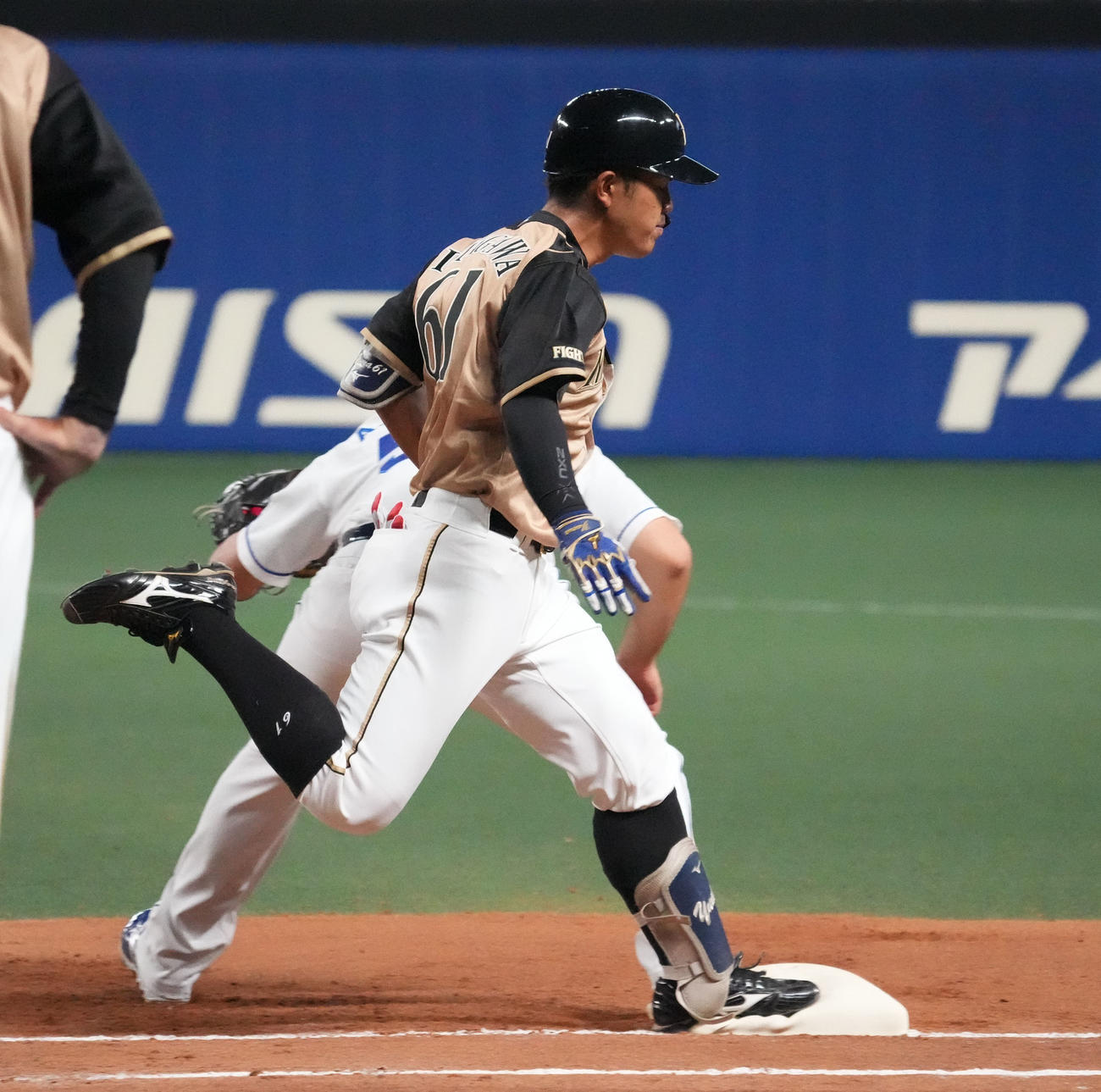 エキシビジョンマッチ中日対日本ハム　6回表日本ハム2死一塁、三塁内野安打で出塁する今川（撮影・森本幸一）