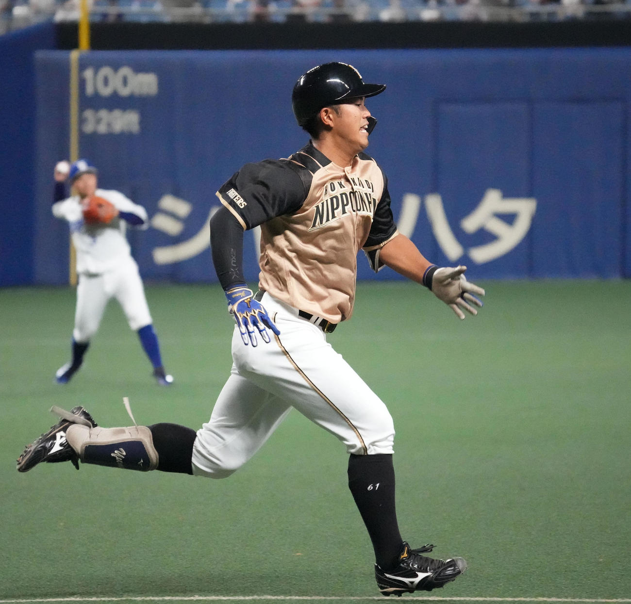 エキシビジョンマッチ中日対日本ハム　6回表日本ハム2死一塁、三塁内野安打で出塁する今川（撮影・森本幸一）