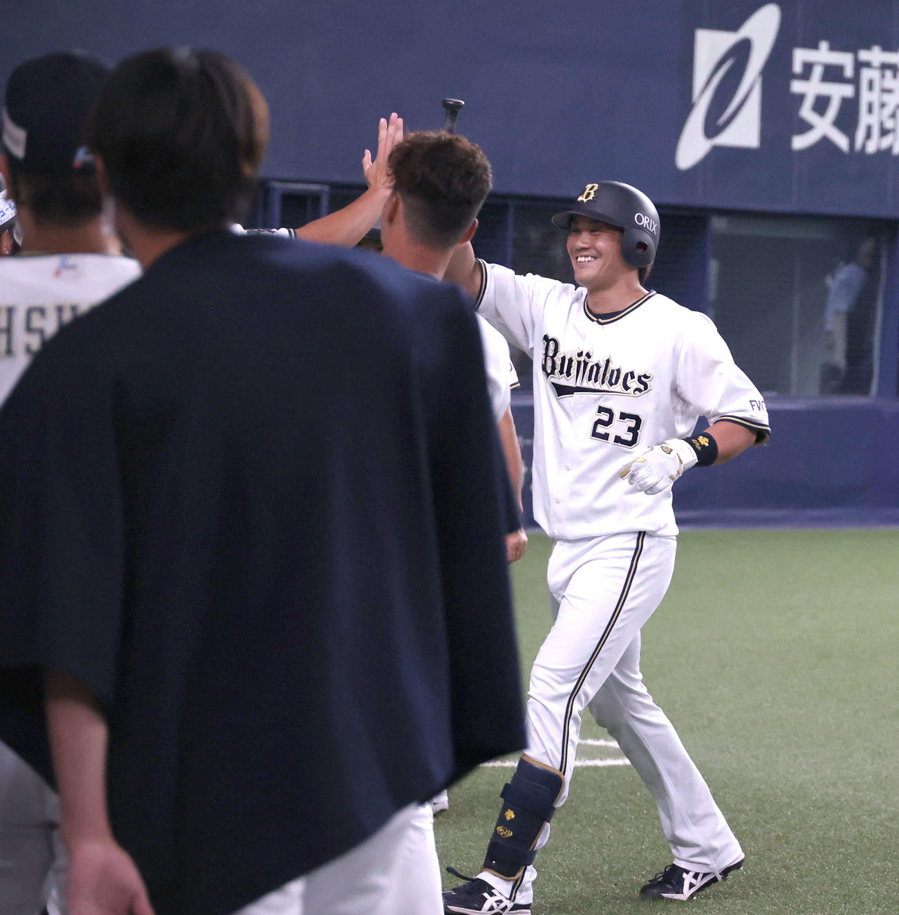 オリックス対巨人　9回裏オリックス2死一、三塁、サヨナラ打を放った伏見はナインに迎えられる（撮影・渦原淳）