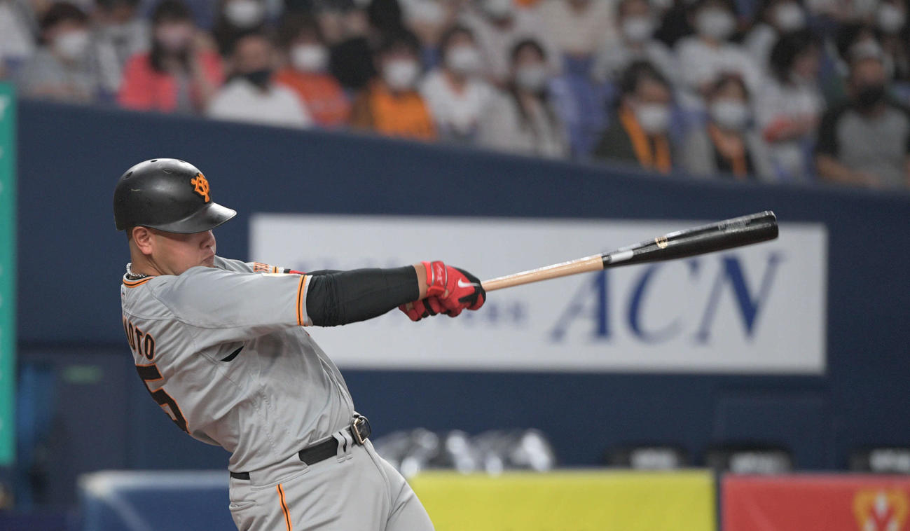オリックス対巨人　6回表1死巨人、岡本和真は右越えにソロ本塁打を放つ（撮影・渦原淳）
