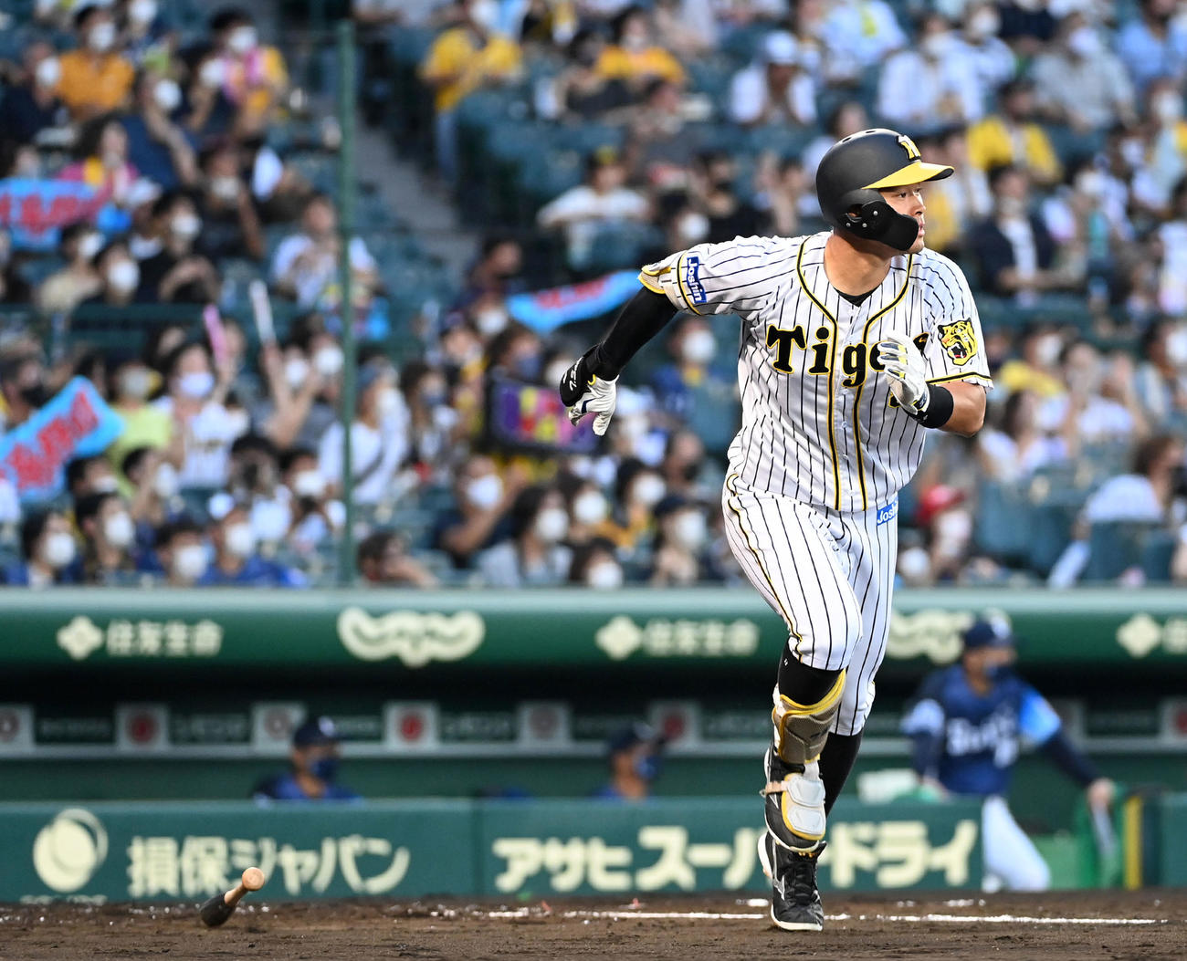 阪神対西武　2回裏阪神1死一、二塁、佐藤輝はバックスクリーンに3点本塁打を放つ（撮影・前岡正明）