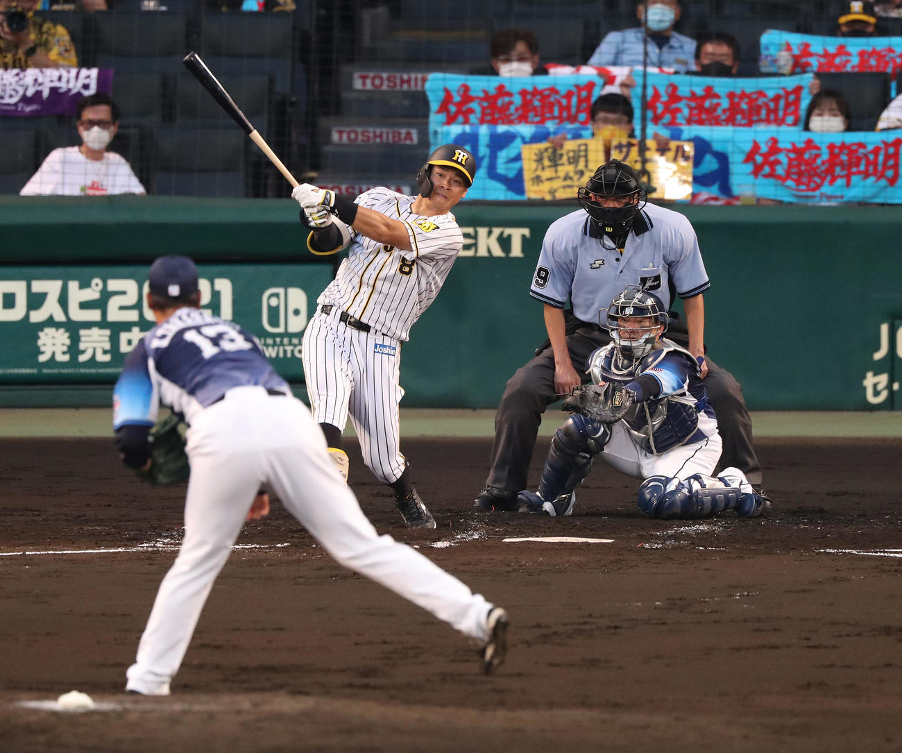 阪神対西武　2回裏阪神1死一、二塁、中越え3点本塁打を放つ佐藤輝明（白石智彦）