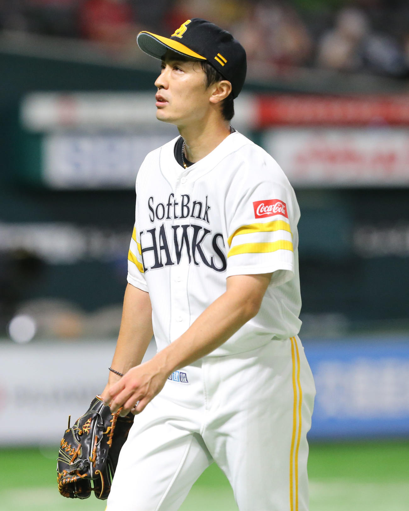 ソフトバンク対ヤクルト　4回表を投げ終えベンチに戻る和田毅（撮影・屋方直哉）