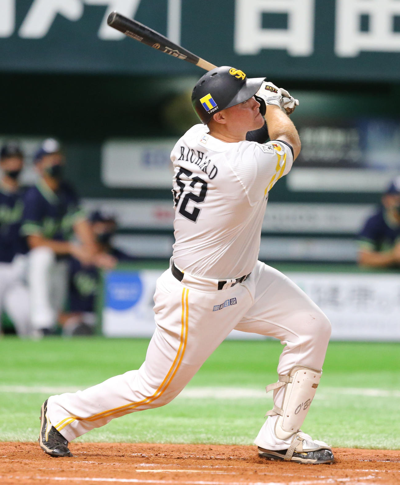 ソフトバンク対ヤクルト　3回裏ソフトバンク2死一、二塁、リチャードは中堅に2点適時三塁打を放つ（撮影・屋方直哉）