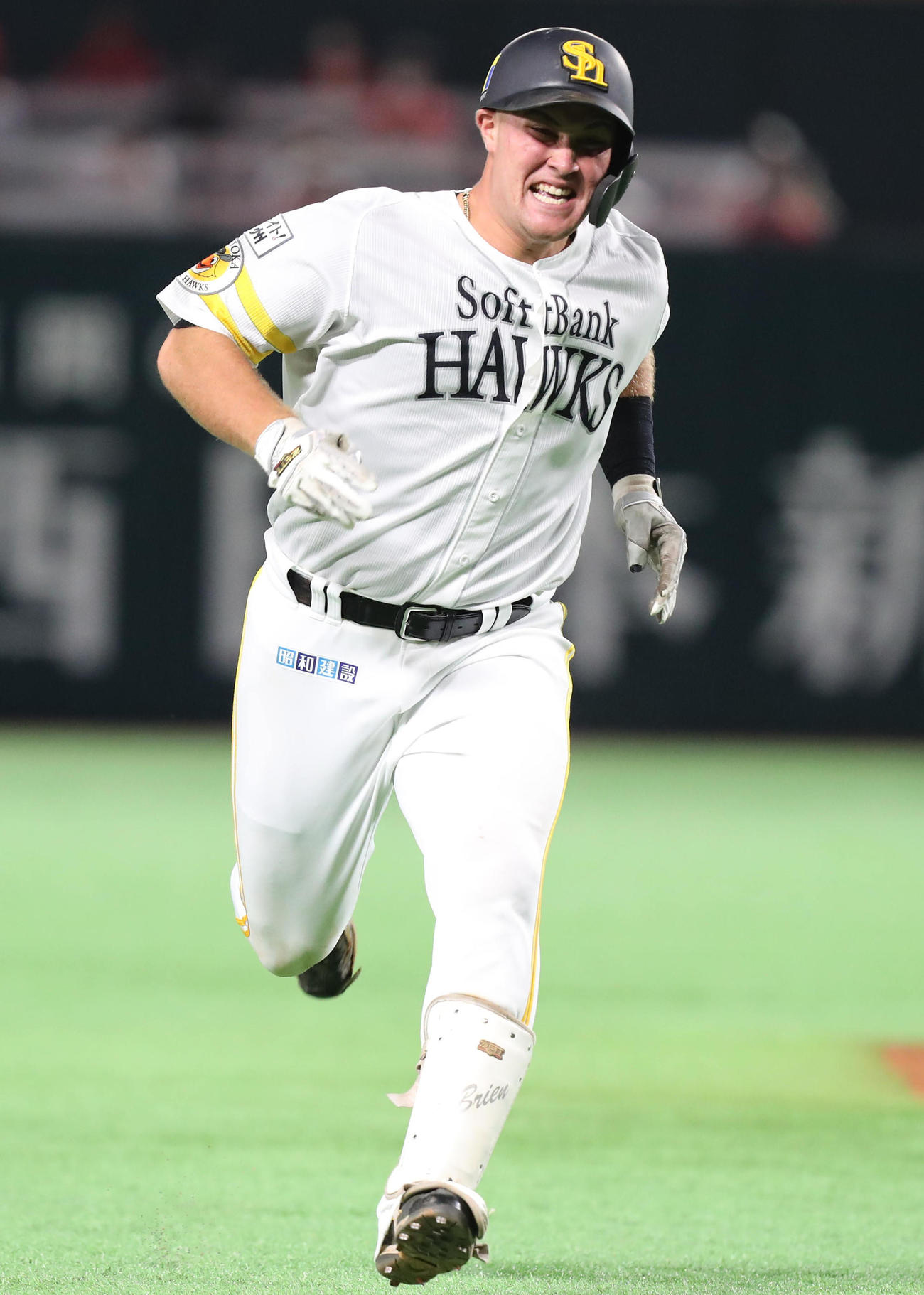 ソフトバンク対ヤクルト　3回裏ソフトバンク2死一、二塁、砂川リチャードは中越えに2点適時三塁打を放つ（撮影・梅根麻紀）