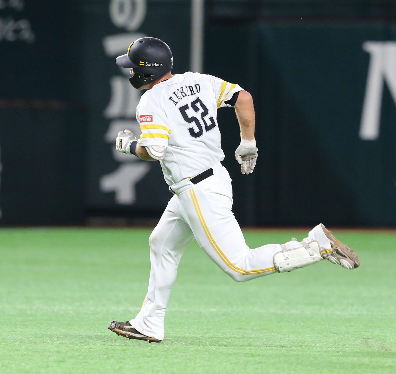 ソフトバンク対ヤクルト　3回裏ソフトバンク2死一、二塁、リチャードは中堅に2点適時三塁打を放つ（撮影・屋方直哉）