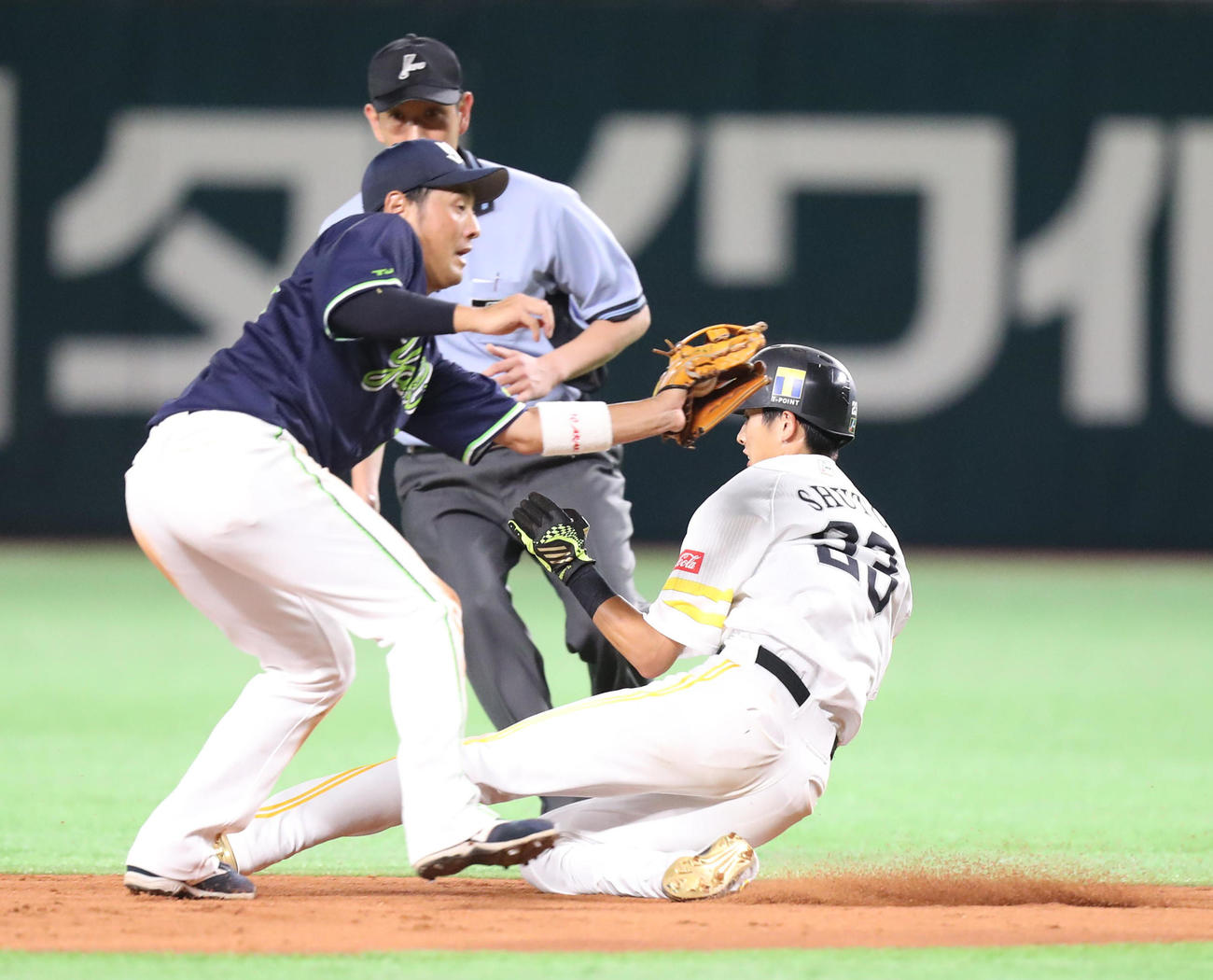ソフトバンク対ヤクルト　3回裏ソフトバンク2死一塁、打者・アルバレスのとき一塁走者の周東佑京は二盗成功（撮影・梅根麻紀）