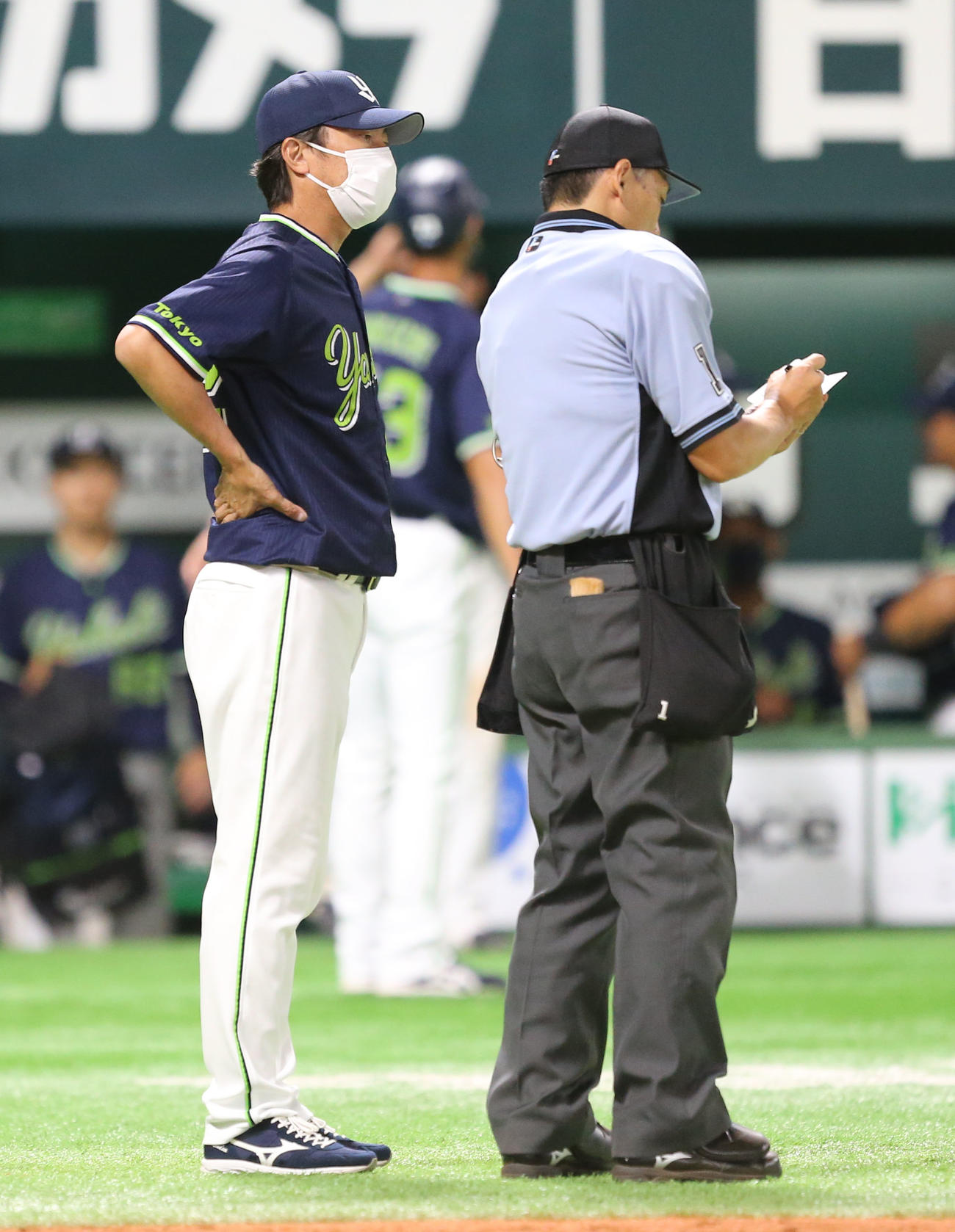 ソフトバンク対ヤクルト　8回裏に交代を告げる高津監督（撮影・屋方直哉）
