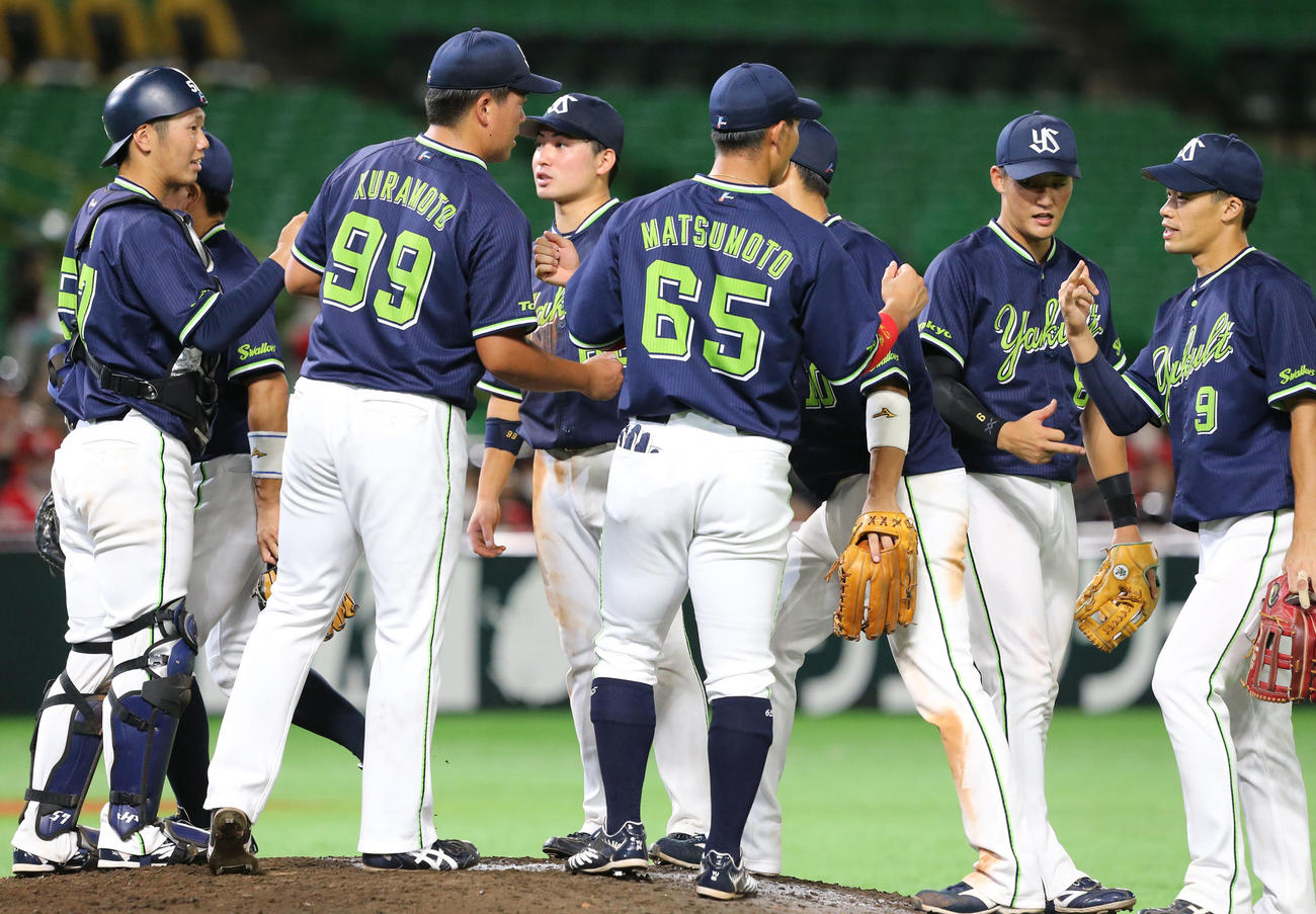 ソフトバンク対ヤクルト　ソフトバンクに勝利しグータッチをするヤクルトナイン（撮影・屋方直哉）