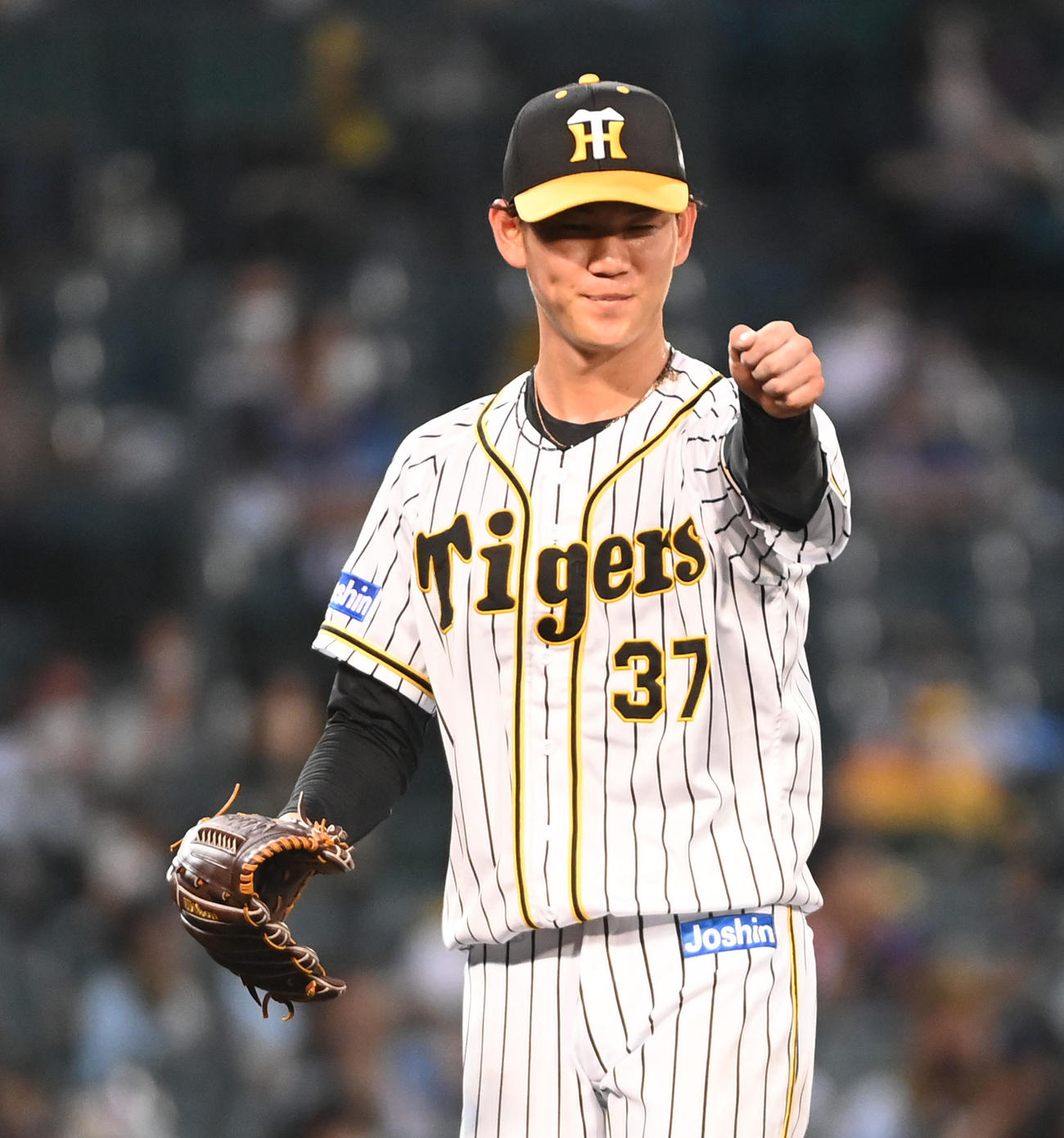 阪神対西武　4回、及川は呉を併殺にとり笑顔を見せる（撮影・前岡正明）
