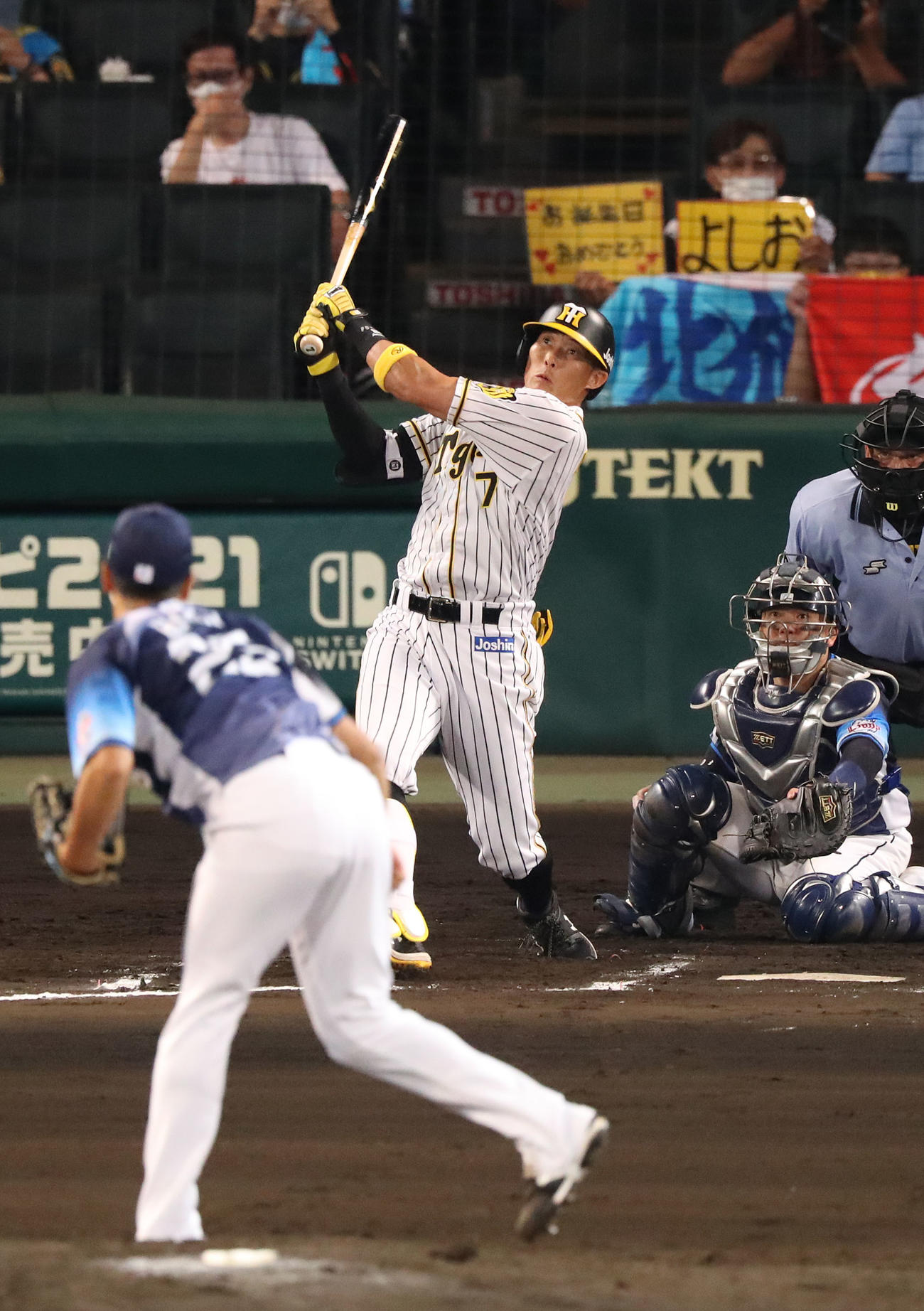 阪神対西武　6回裏阪神1死一塁、代打糸井嘉男は二飛を打ち上げる（撮影・白石智彦）