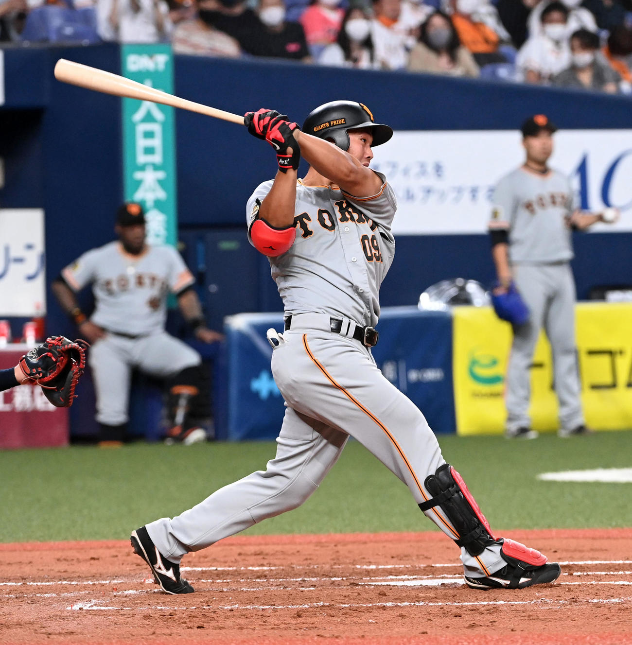 オリックス対巨人　2回表巨人2死二塁、山下は先制の中越え適時二塁打を放つ（撮影・前岡正明）