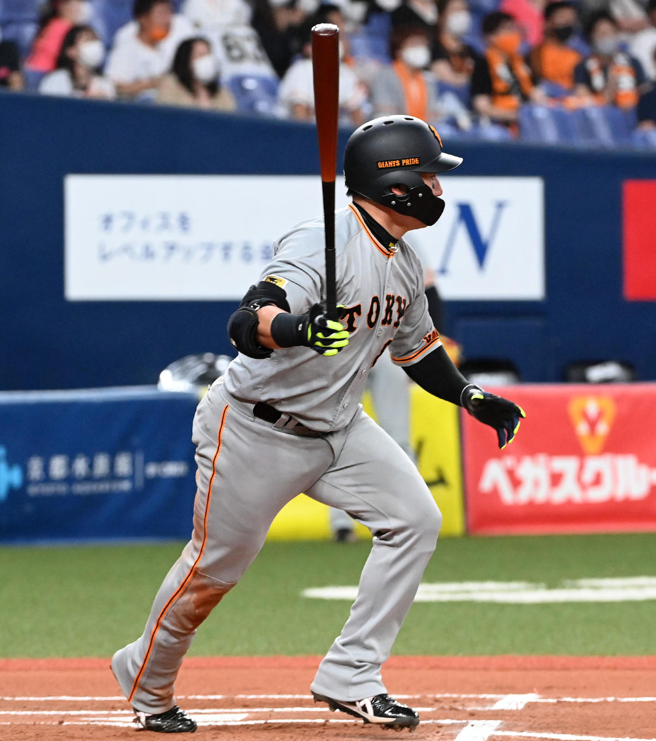オリックス対巨人　6回表巨人1死一塁、丸は左中間へ適時二塁打を放つ（撮影・前岡正明）