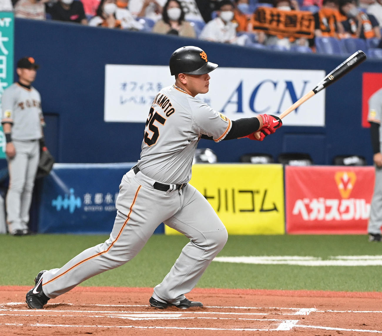 オリックス対巨人　6回表巨人1死二塁、岡本和は中前適時打を放つ（撮影・前岡正明）