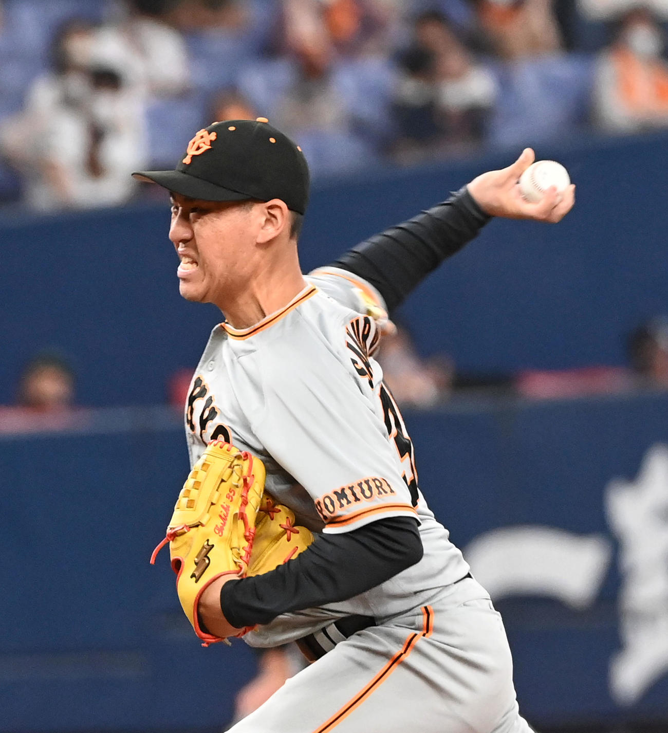 オリックス対巨人　巨人3番手の桜井（撮影・前岡正明）