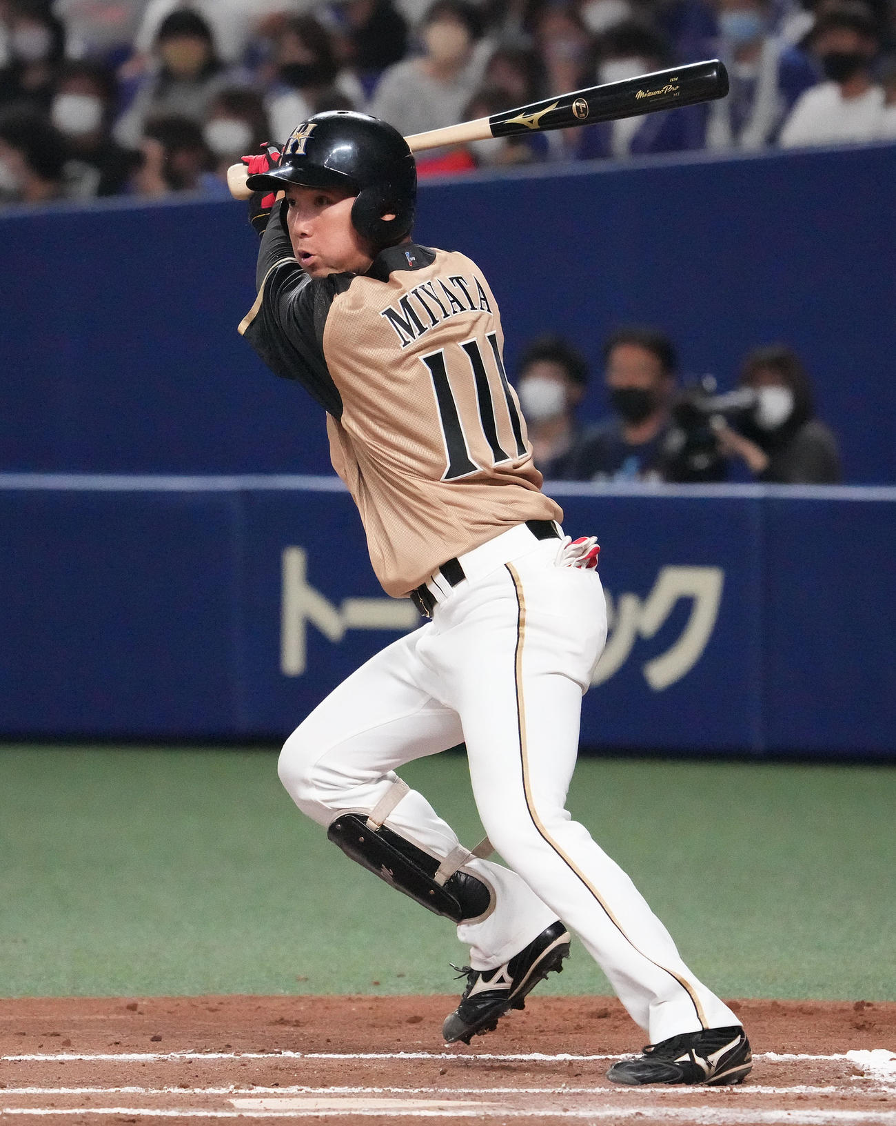 エキシビジョンマッチ中日対日本ハム　6回表日本ハム2死、左二塁打を放つ宮田（撮影・森本幸一）