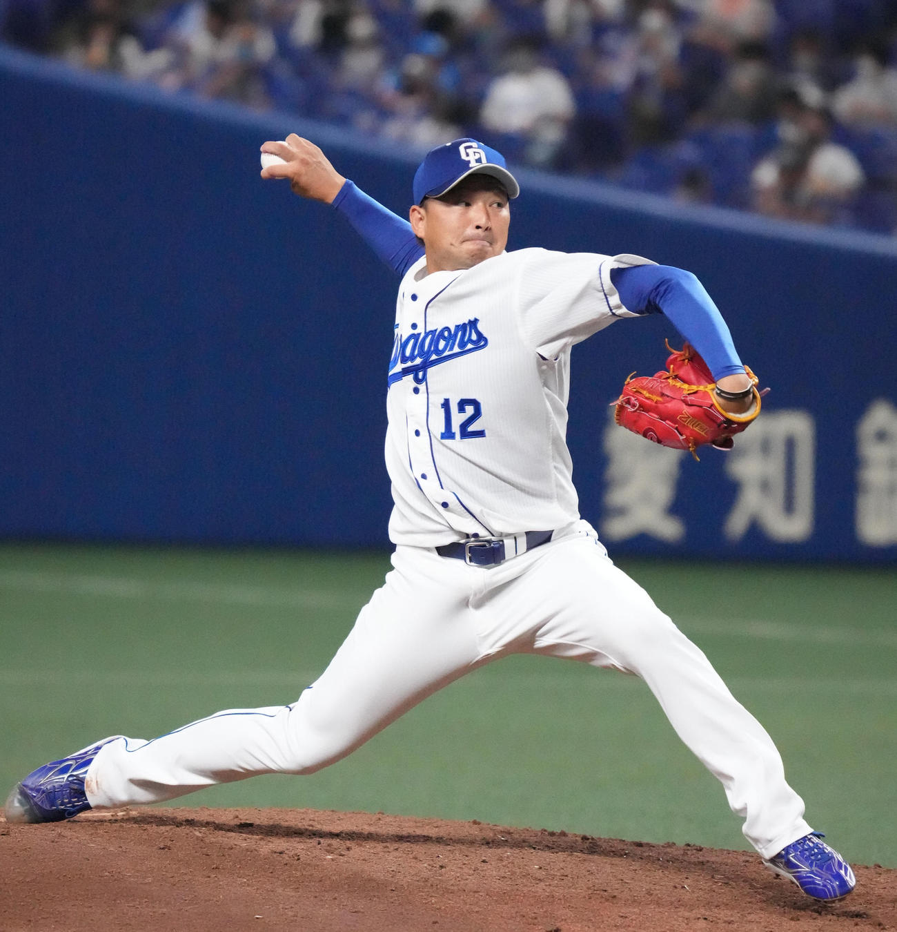 6回表、中日2番手で登板する田島（撮影・森本幸一）