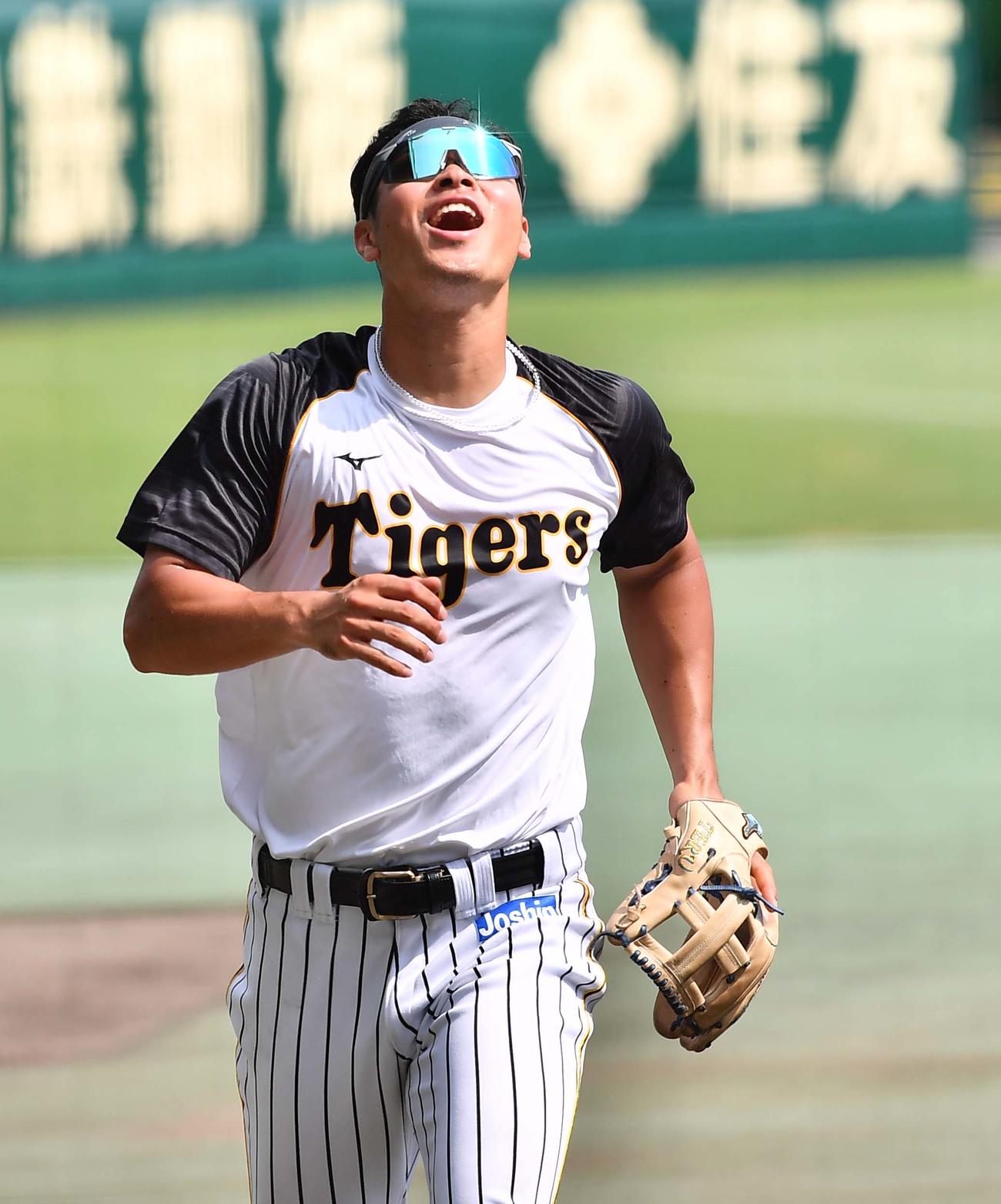 阪神対西武　三塁ノックを受ける佐藤輝（撮影・上田博志）