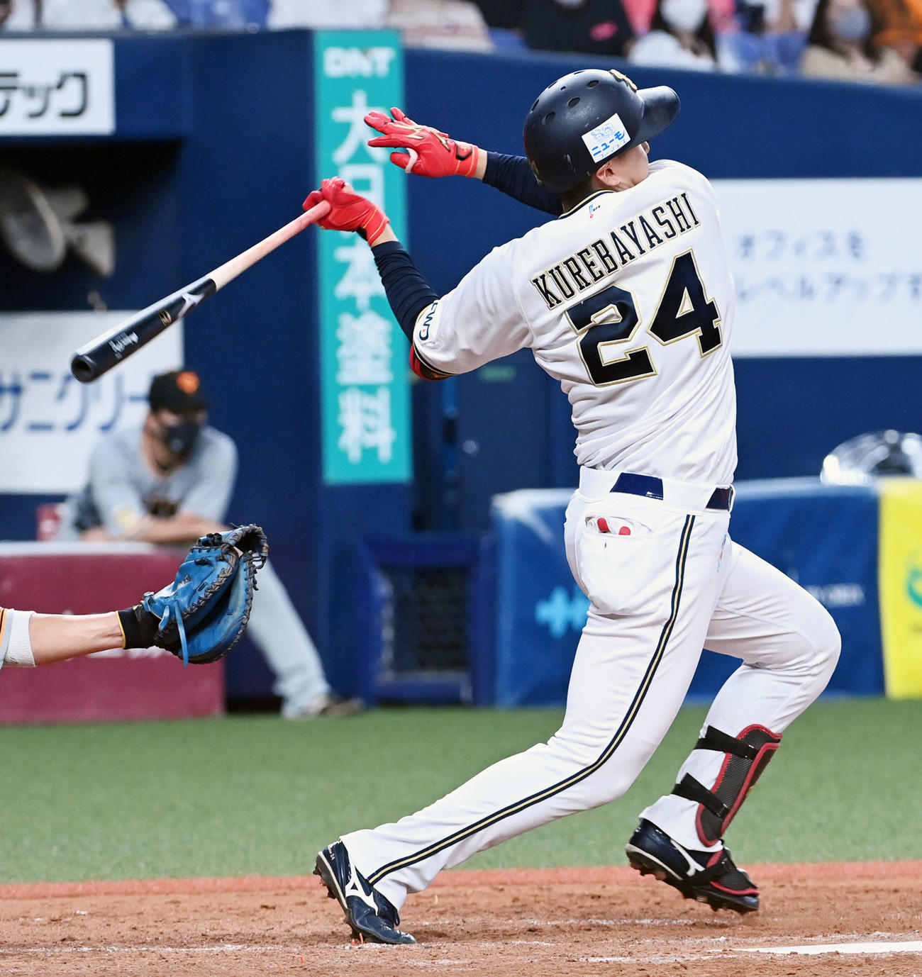 オリックス対巨人　4回裏オリックス2死一、三塁、紅林は左越え3点本塁打を放つ（撮影・前岡正明）
