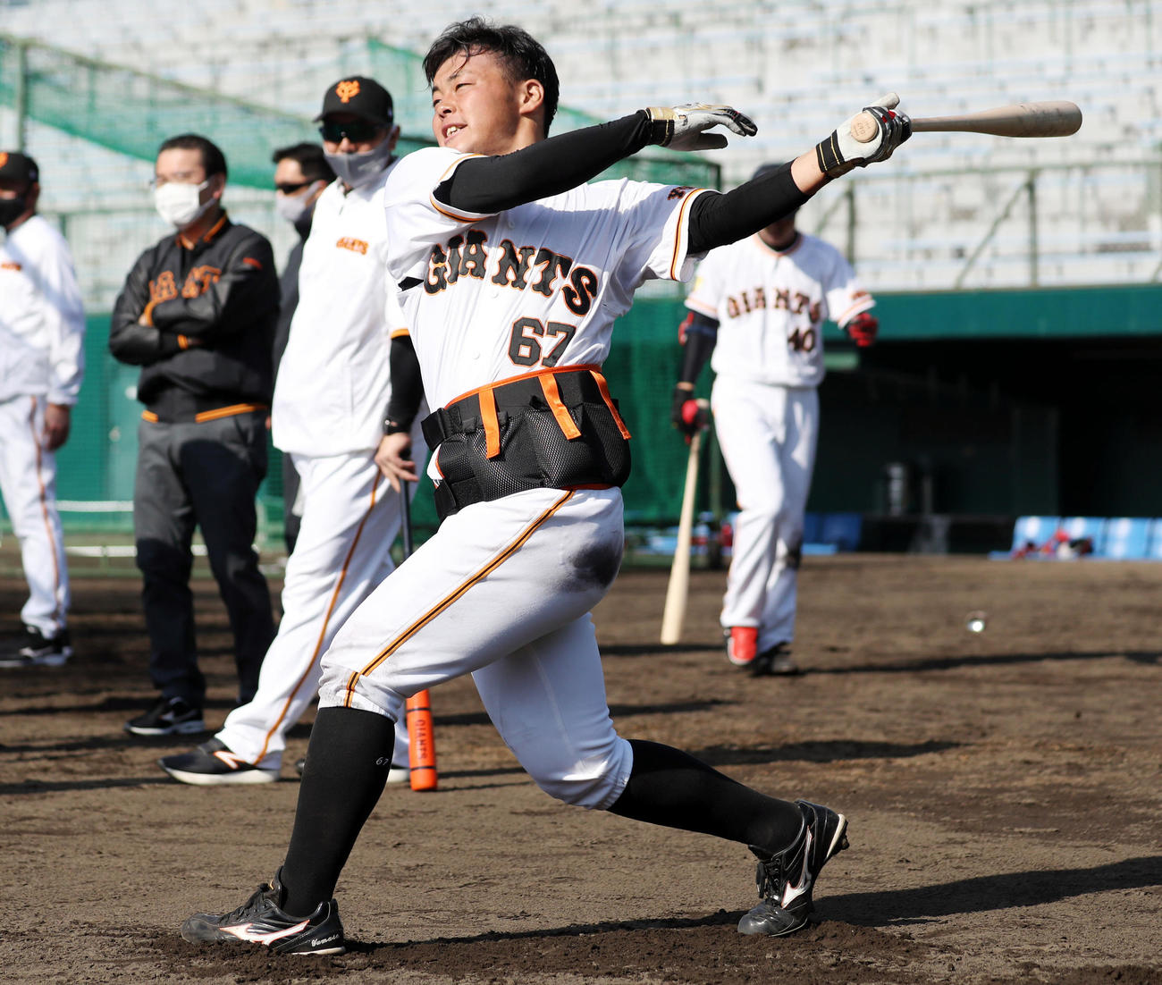 2021年2月、春季キャンプでロングティーを放つ山瀬慎之助