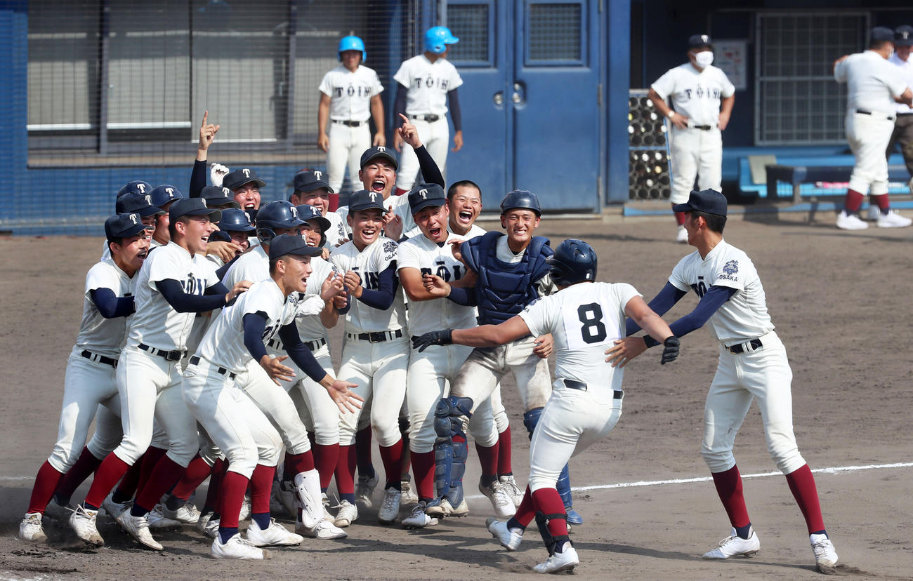 9回裏大阪桐蔭2死三塁、サヨナラ適時打を放った池田（右から2人目）を歓喜の表情で待ち受けるナイン（撮影・加藤哉）