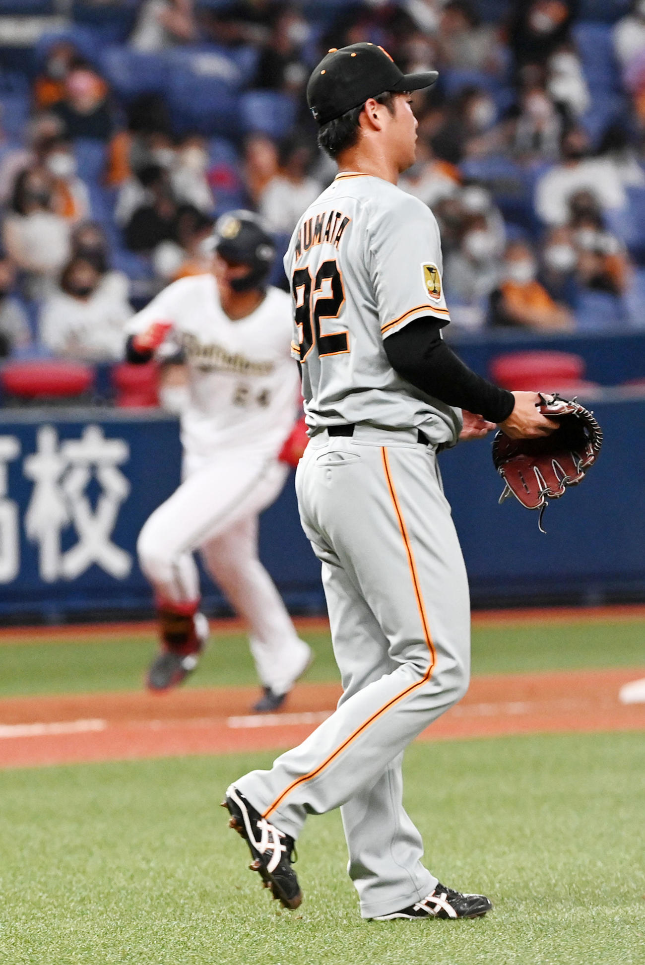オリックス対巨人　4回裏オリックス2死一、三塁、紅林に左越え3点本塁打を打たれがっくりする沼田（撮影・前岡正明）