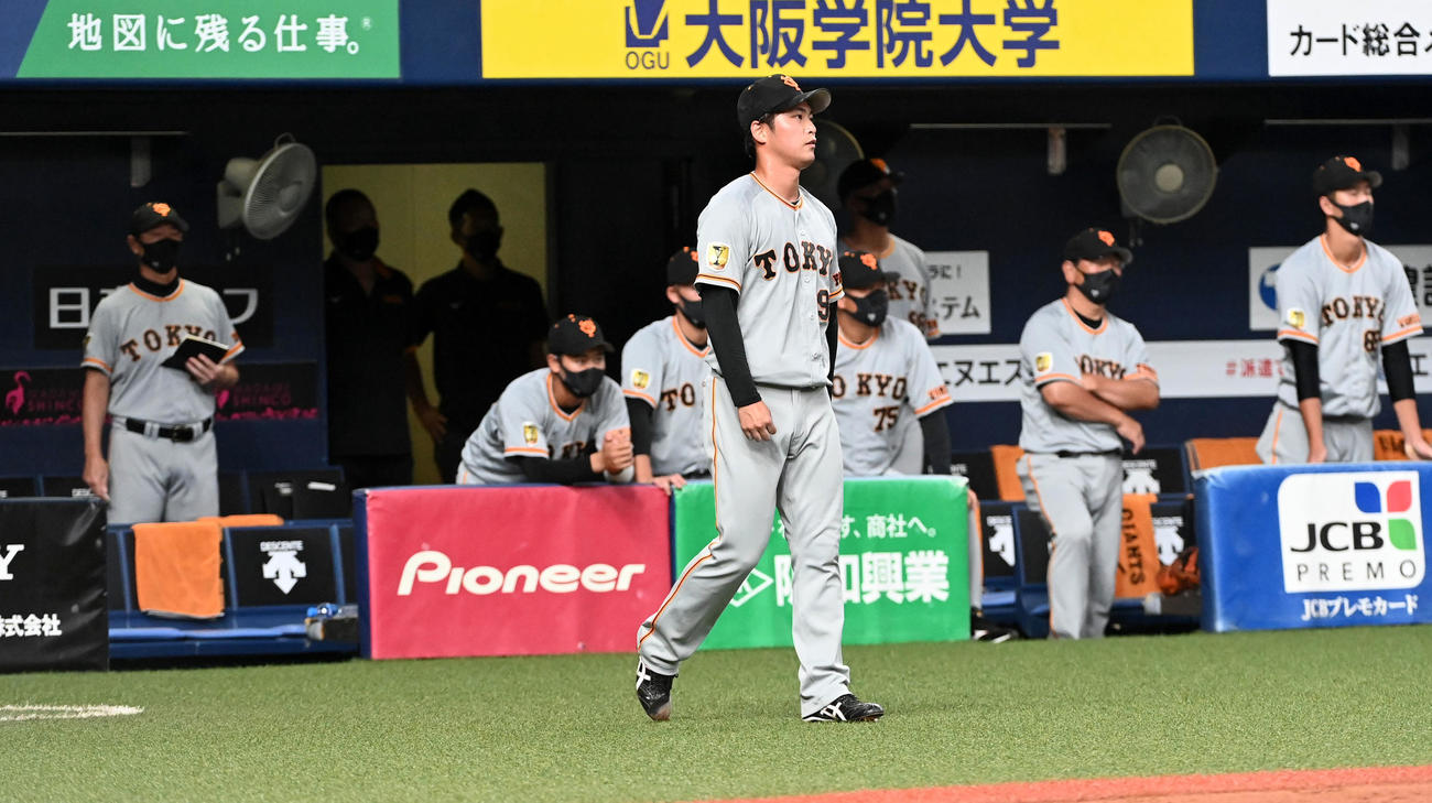 オリックス対巨人　4回裏オリックス2死満塁、モヤに右前2点適時打を打たれがっくりする沼田（撮影・前岡正明）