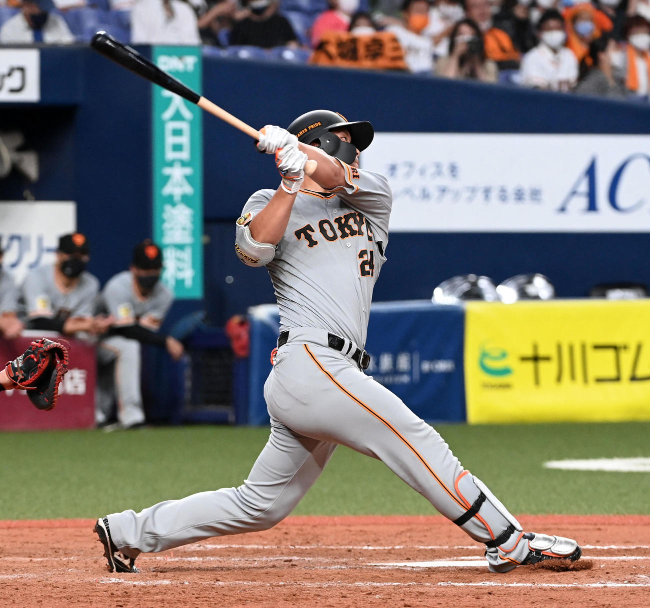 オリックス対巨人　7回表巨人1死一、二塁、大城は左越え3点本塁打を放つ（撮影・前岡正明）