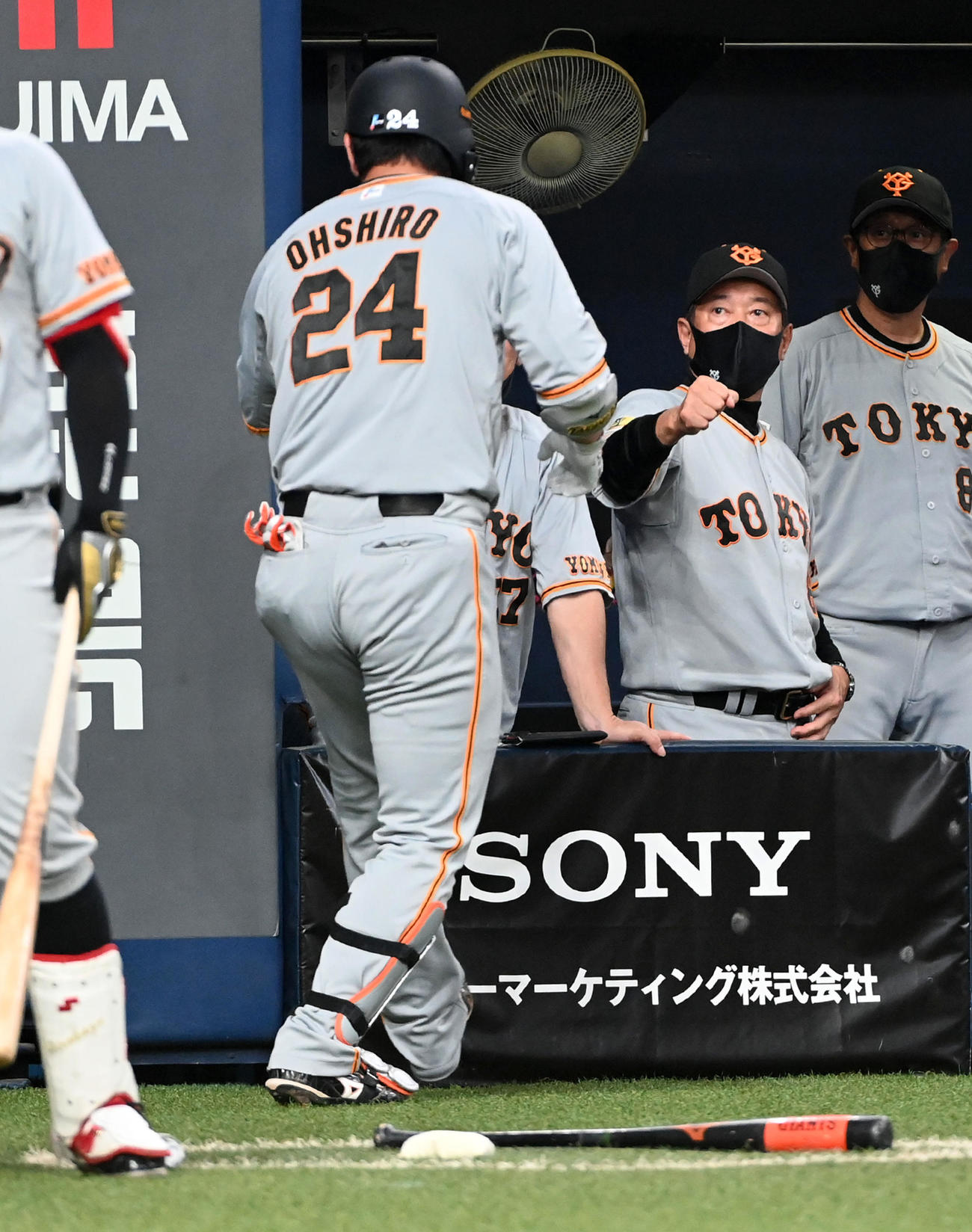 オリックス対巨人　7回表巨人1死一、二塁、左越え3点本塁打を放った大城（左）を迎える原監督（撮影・前岡正明）