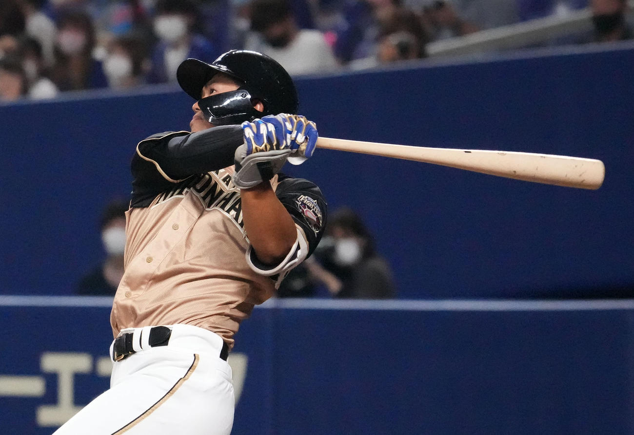 エキシビジョンマッチ中日対日本ハム　2回表日本ハム1死一塁、左越え2点本塁打を放つ今川（撮影・森本幸一）