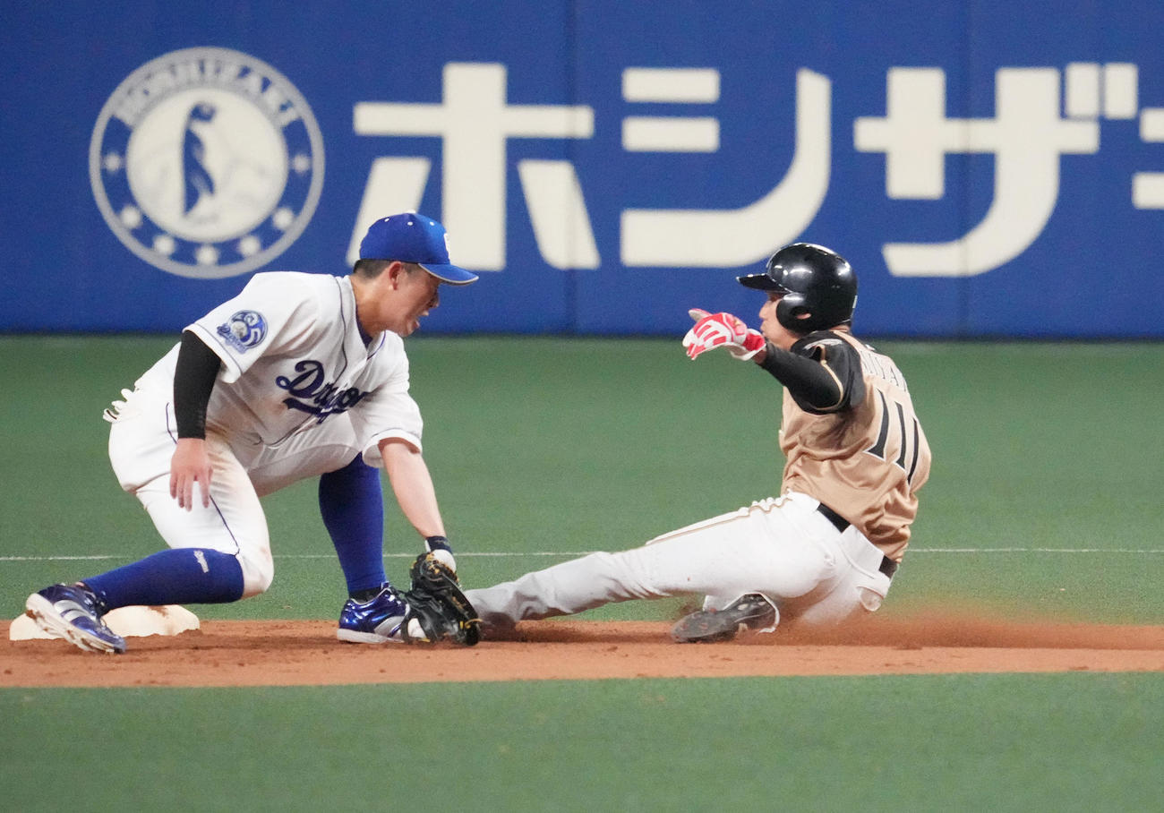 エキシビジョンマッチ中日対日本ハム　9回表日本ハム1死一塁、盗塁成功する宮田（右）（撮影・森本幸一）