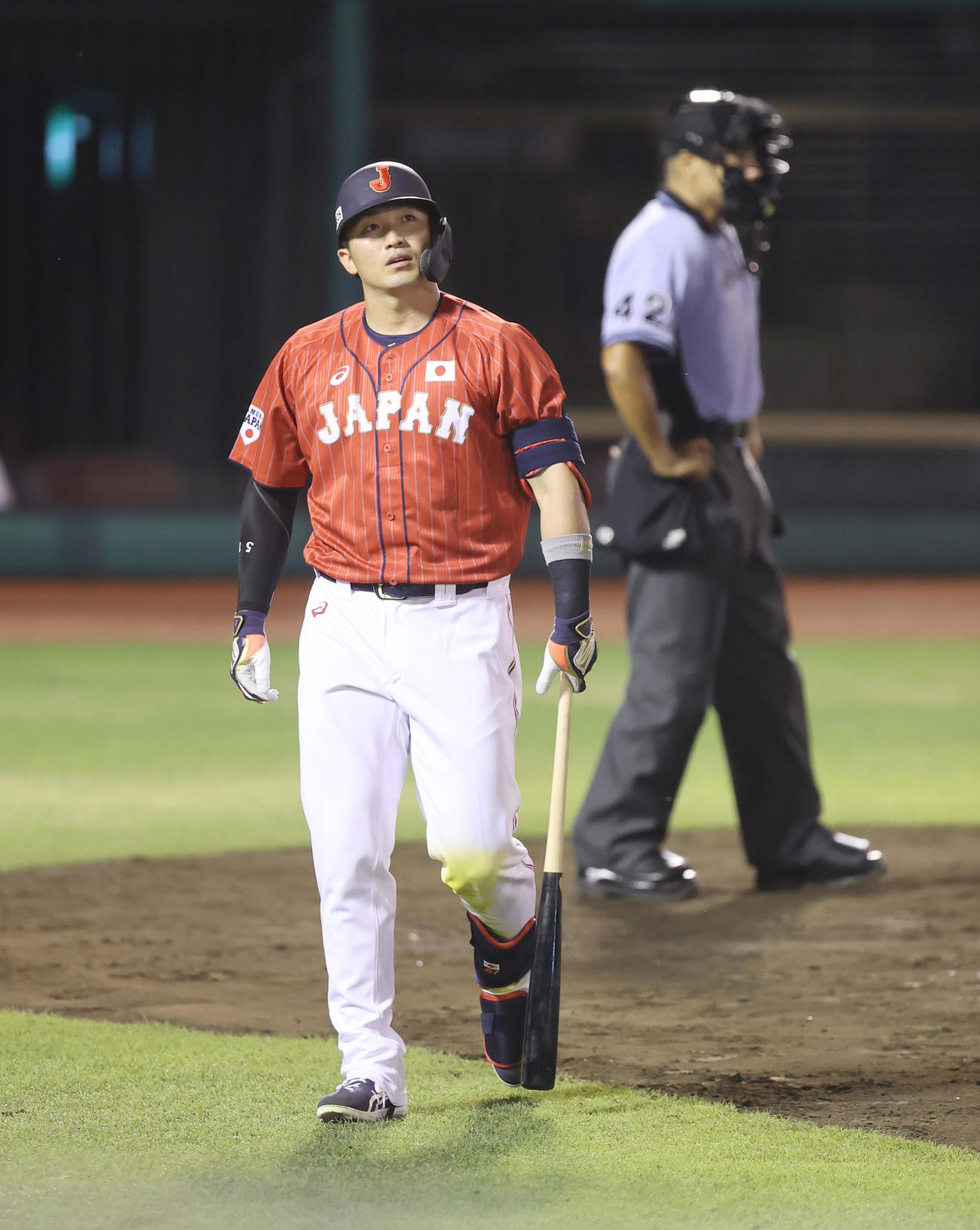 巨人とのテストマッチで三振に倒れ引き揚げる鈴木誠（2021年7月25日撮影）