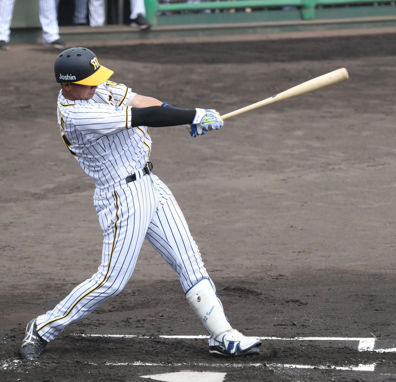 2軍オリックス戦で2点本塁打を放つ阪神井上（代表撮影）