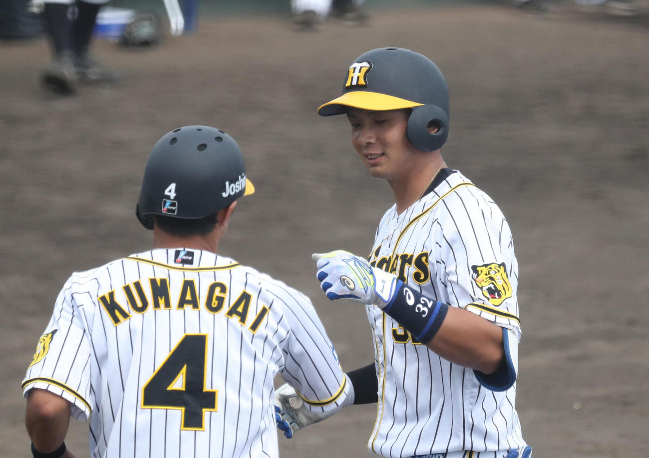 2軍オリックス戦で2点本塁打を放った阪神井上（右）は熊谷とタッチ（代表撮影）