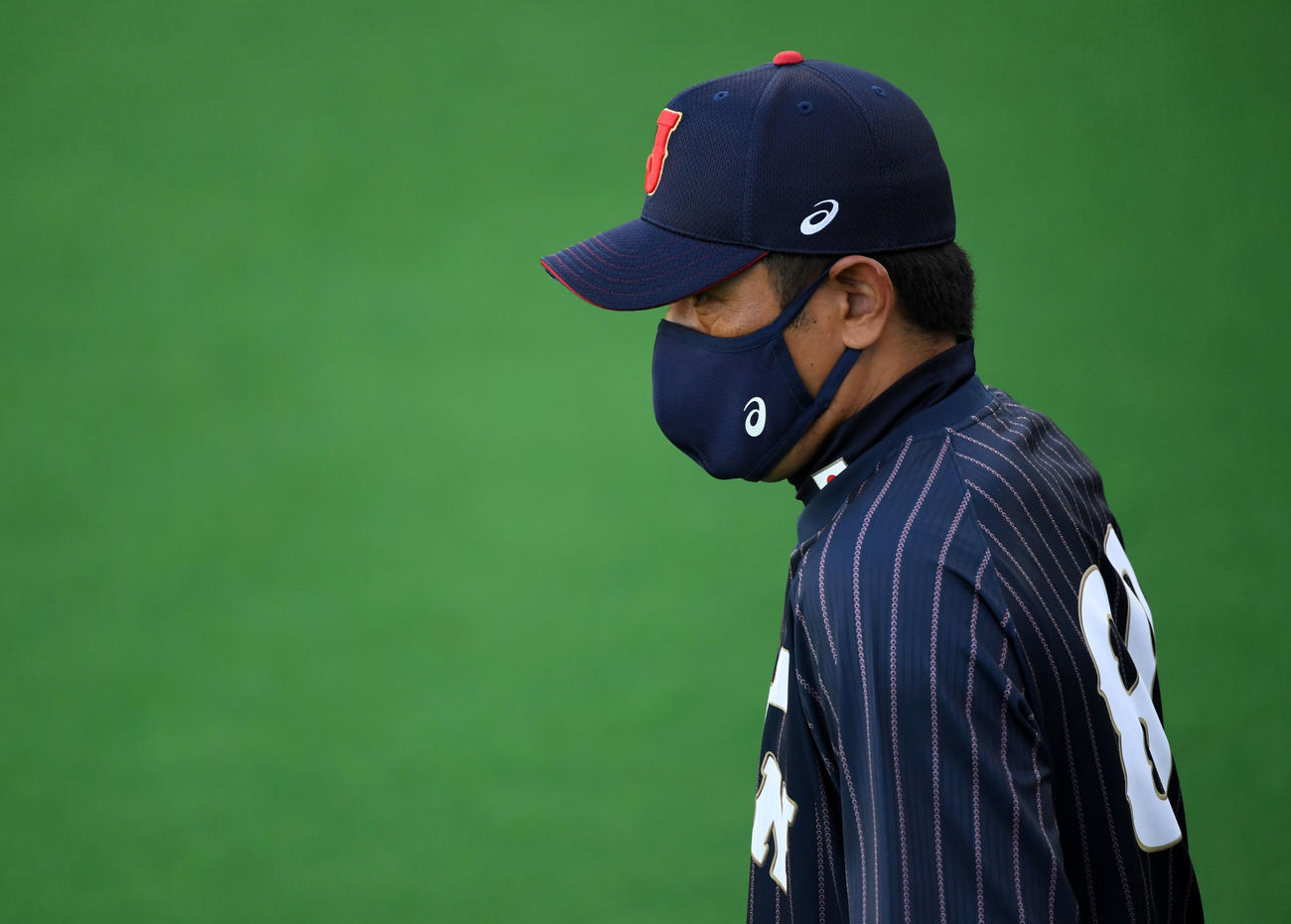 練習を見つめる稲葉監督（撮影・横山健太）