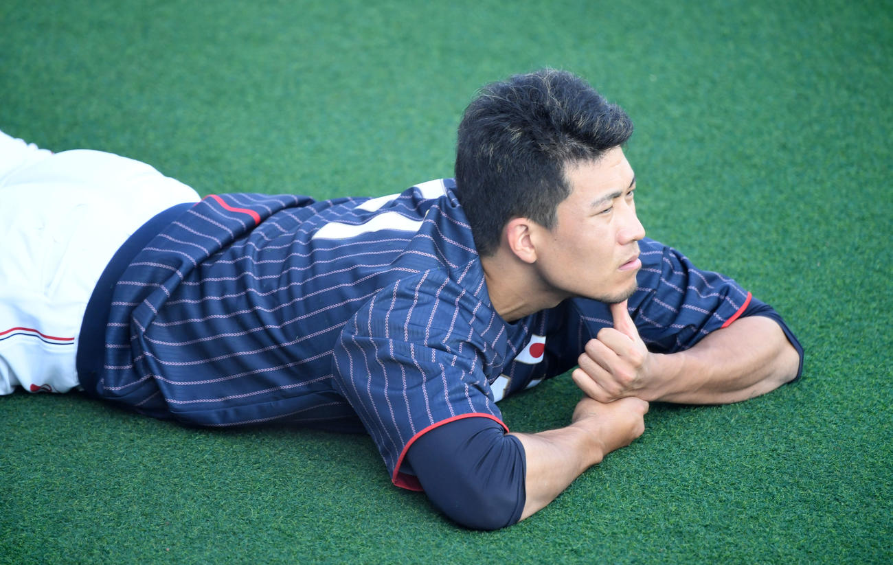 ストレッチをする千賀（撮影・横山健太）
