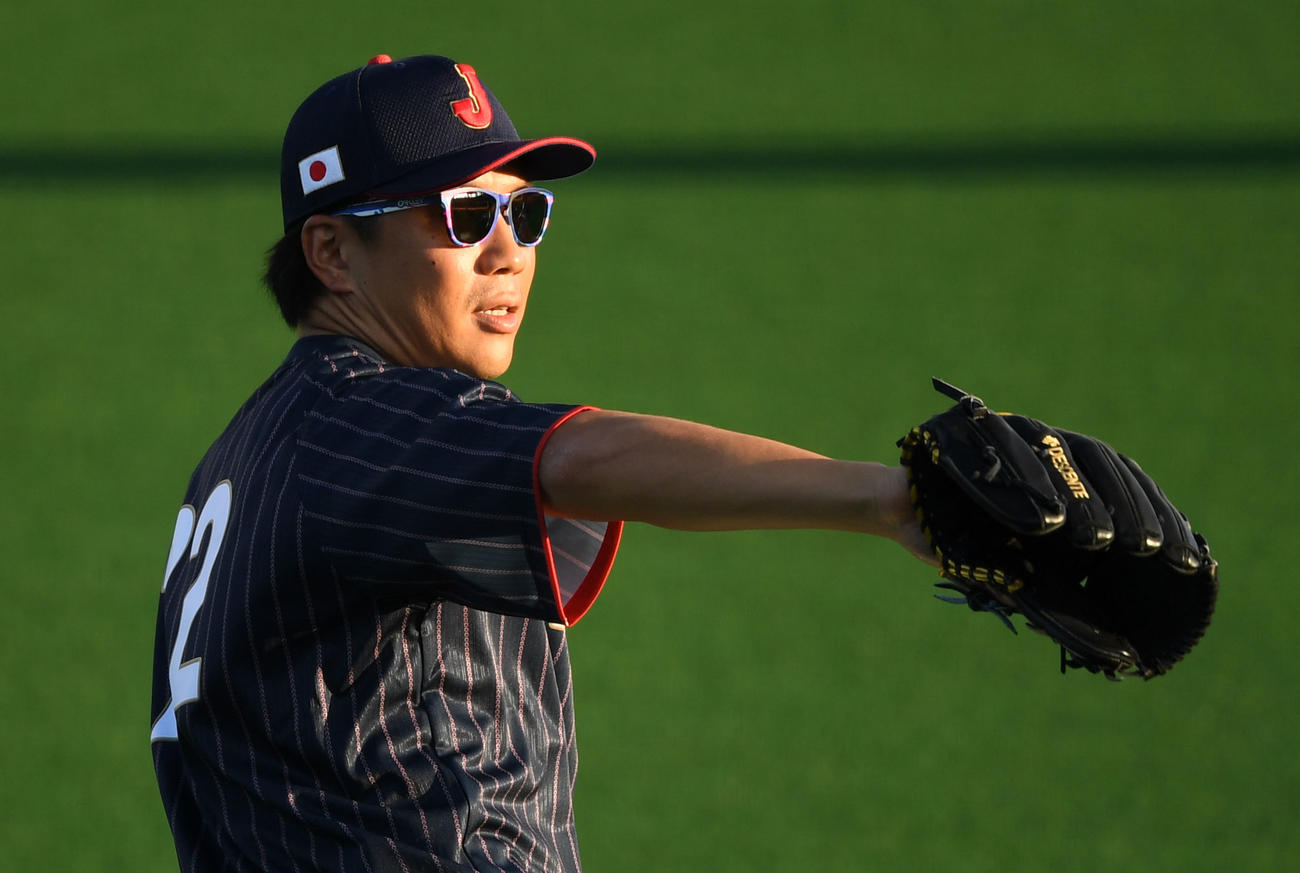 キャッチボールをする大野雄（撮影・横山健太）
