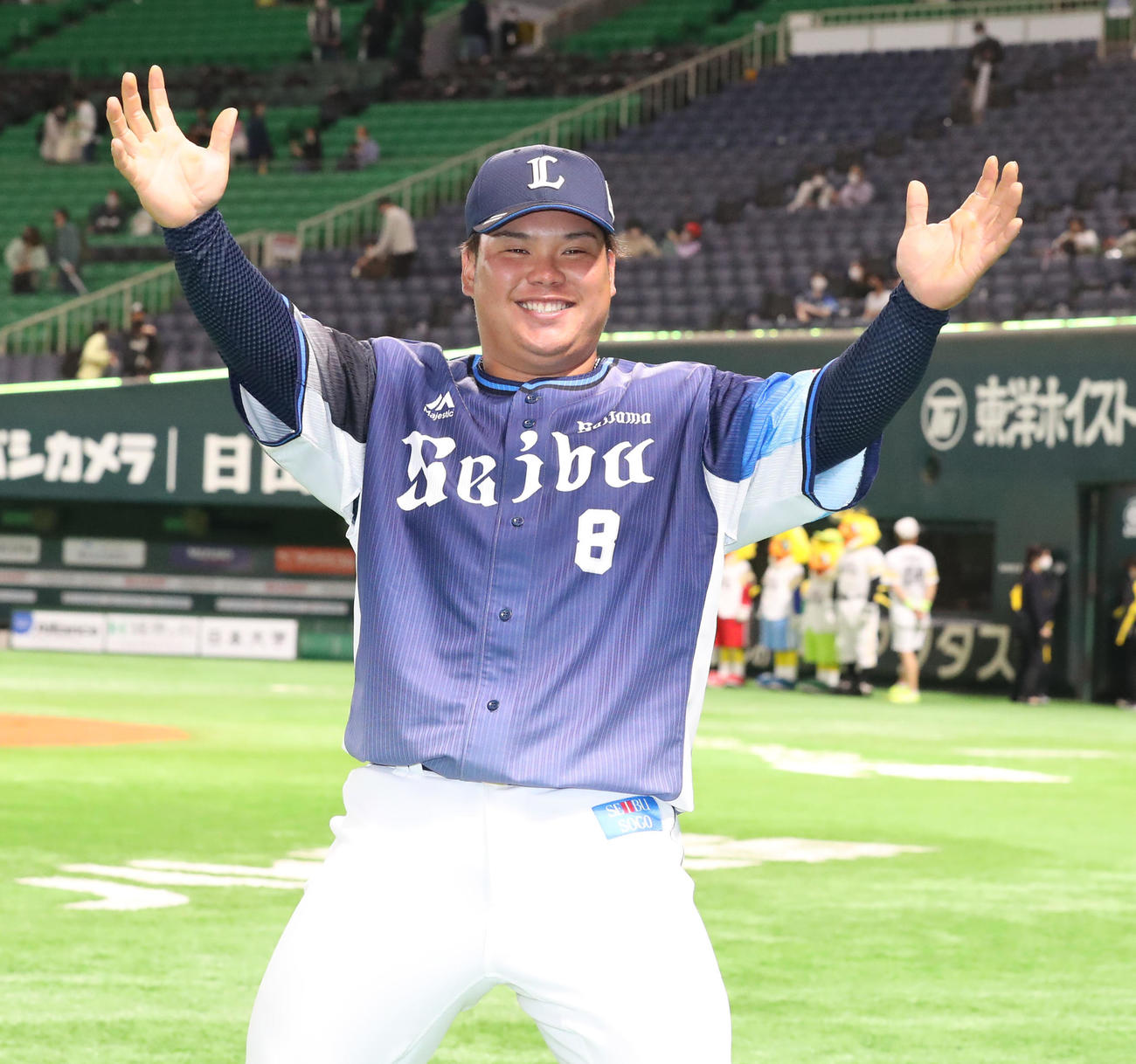 笑顔でどすこいポーズをする西武渡部（2021年4月4日撮影）