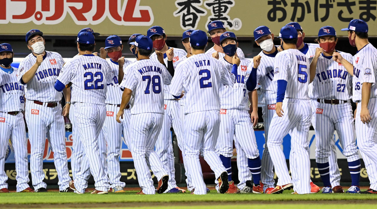 楽天対DeNA DeNAに勝利しナインを迎える楽天石井GM兼監督（左端）（撮影・たえ見朱実）