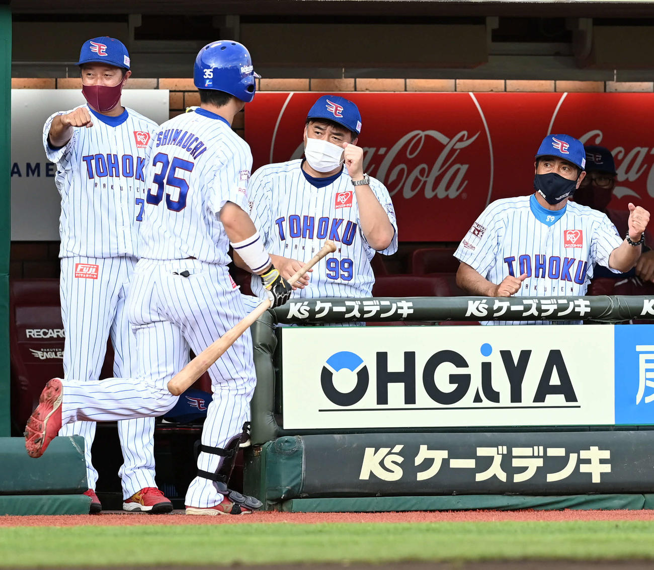 楽天対DeNA 3回裏楽天2死三塁、2点本塁打を放った島内を迎える石井GM兼監督（撮影・たえ見朱実）