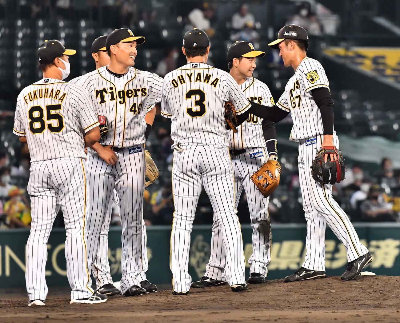 阪神対西武　7回途中無失点と好投した秋山（左から2人目）は笑顔を見せながらマウンドを降りる（撮影・上田博志）