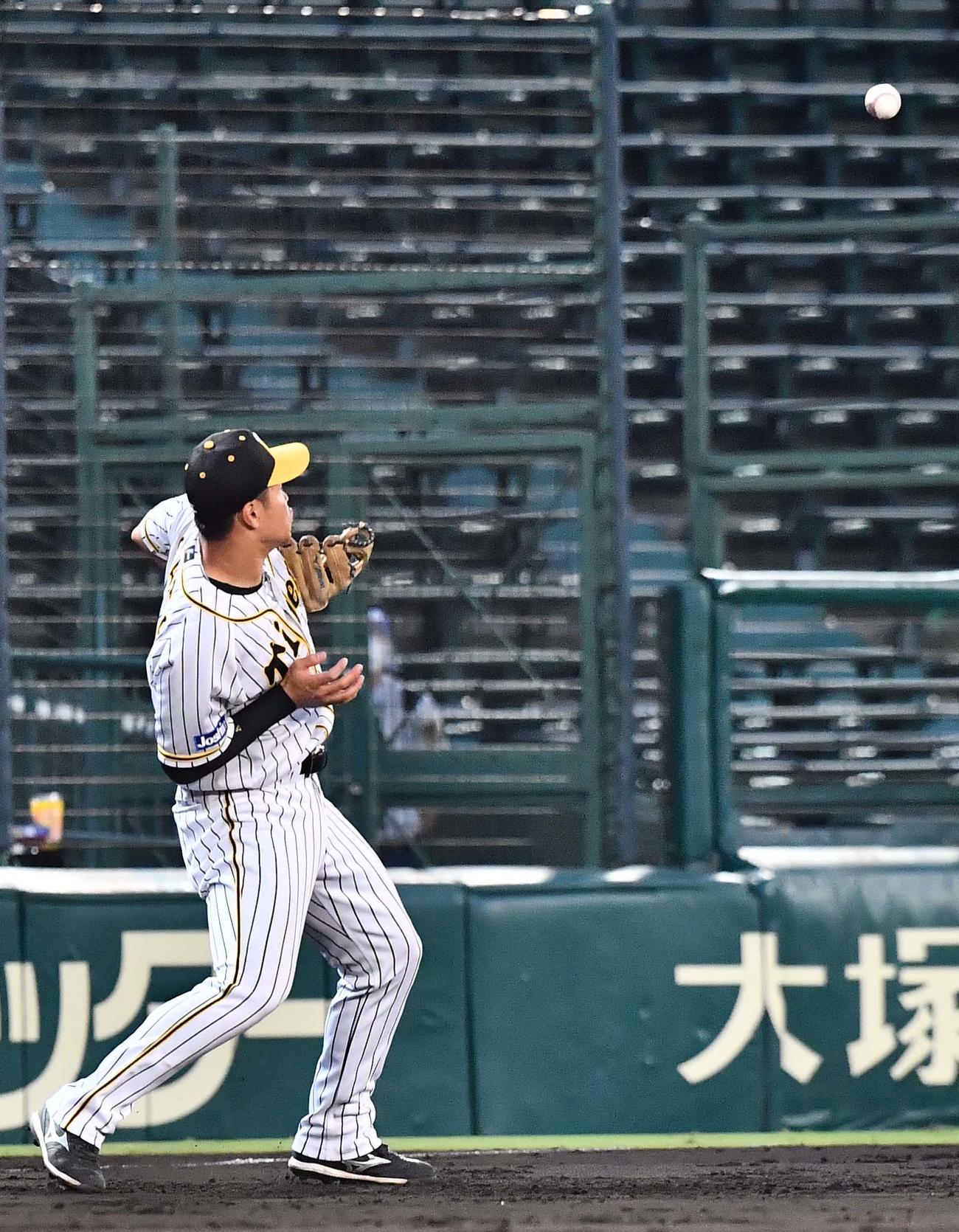 阪神対西武　4回表西武1死、山川の打球を後逸する佐藤輝（撮影・上田博志）