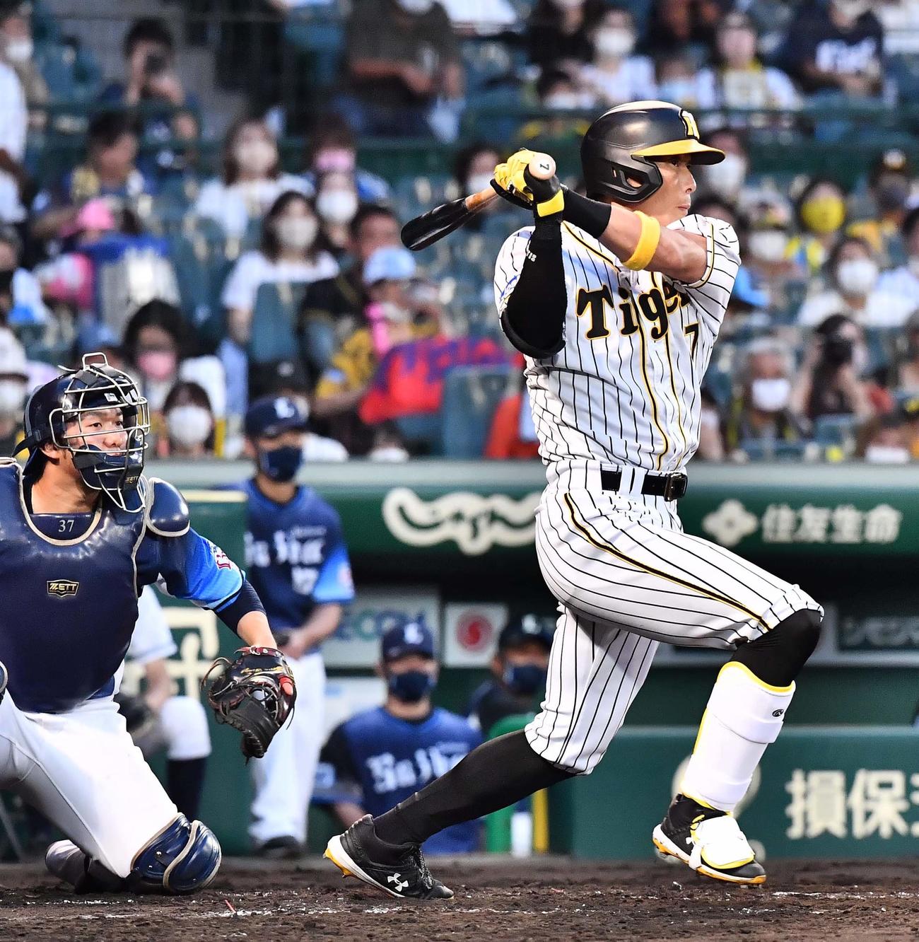 阪神対西武　3回裏阪神2死一塁、右前安打を放つ糸井（撮影・上田博志）